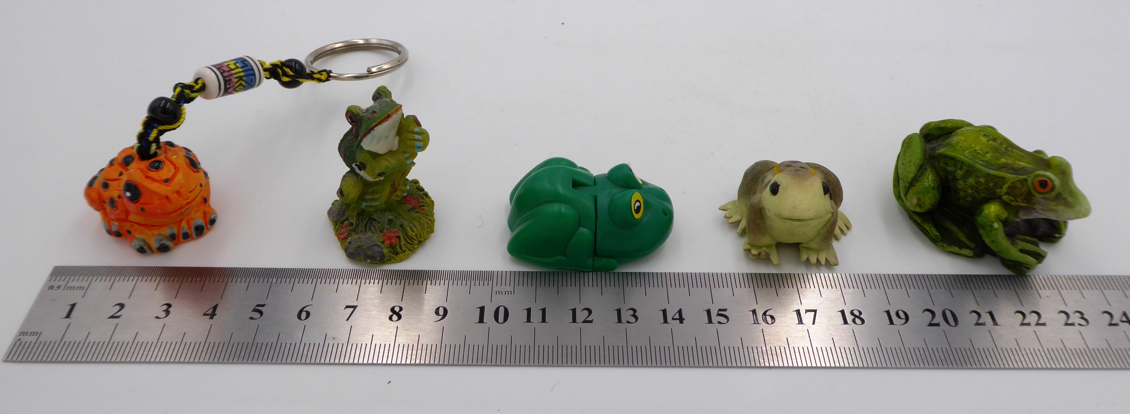 Lot de cinq sujets grenouilles variés