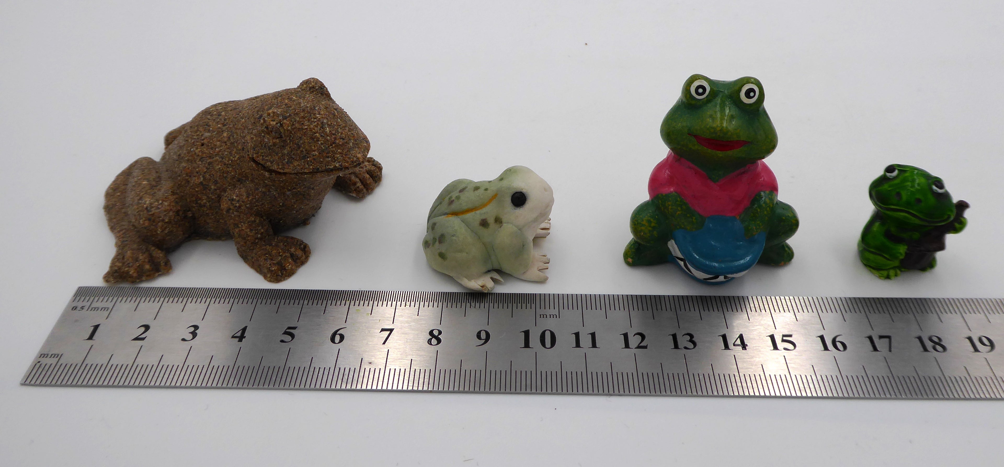 Lot de quatre sujets grenouilles variées