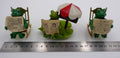 Lot de trois sujets grenouilles lisant