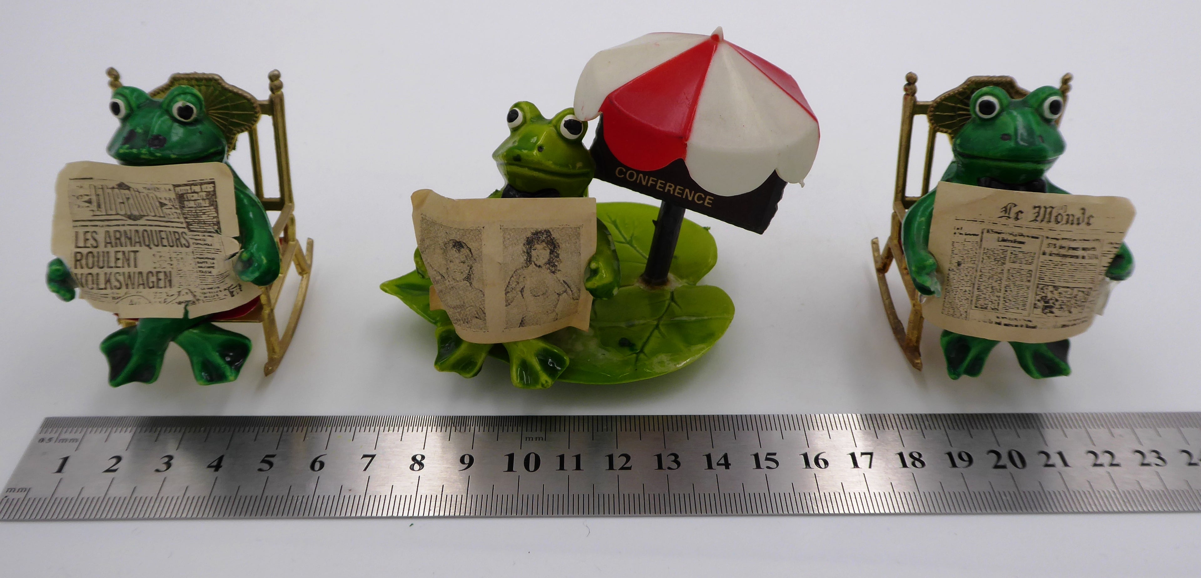 Lot de trois sujets grenouilles lisant