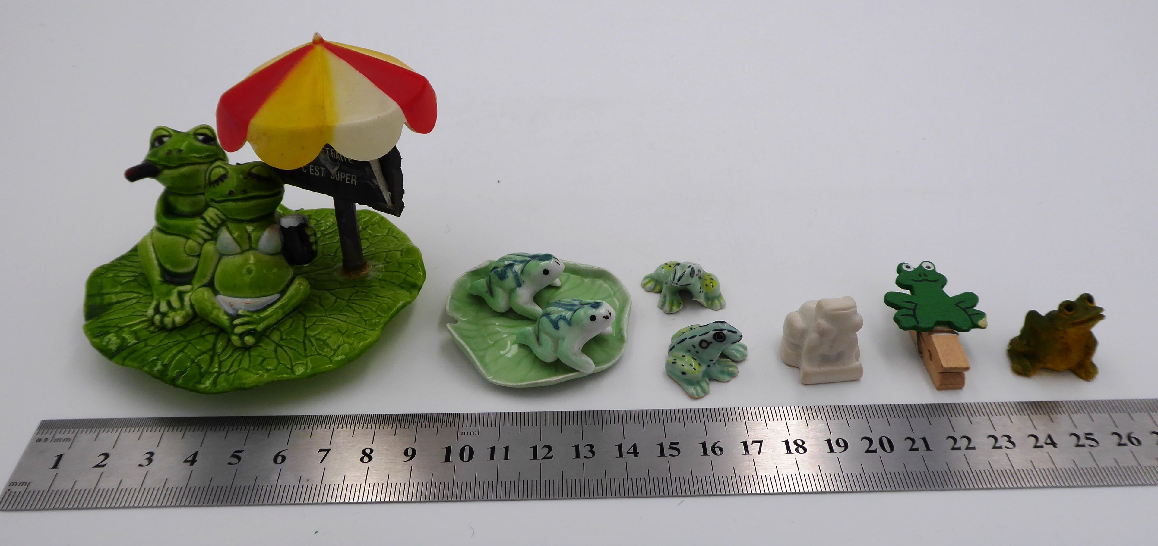 Lot de huit sujets grenouilles divers