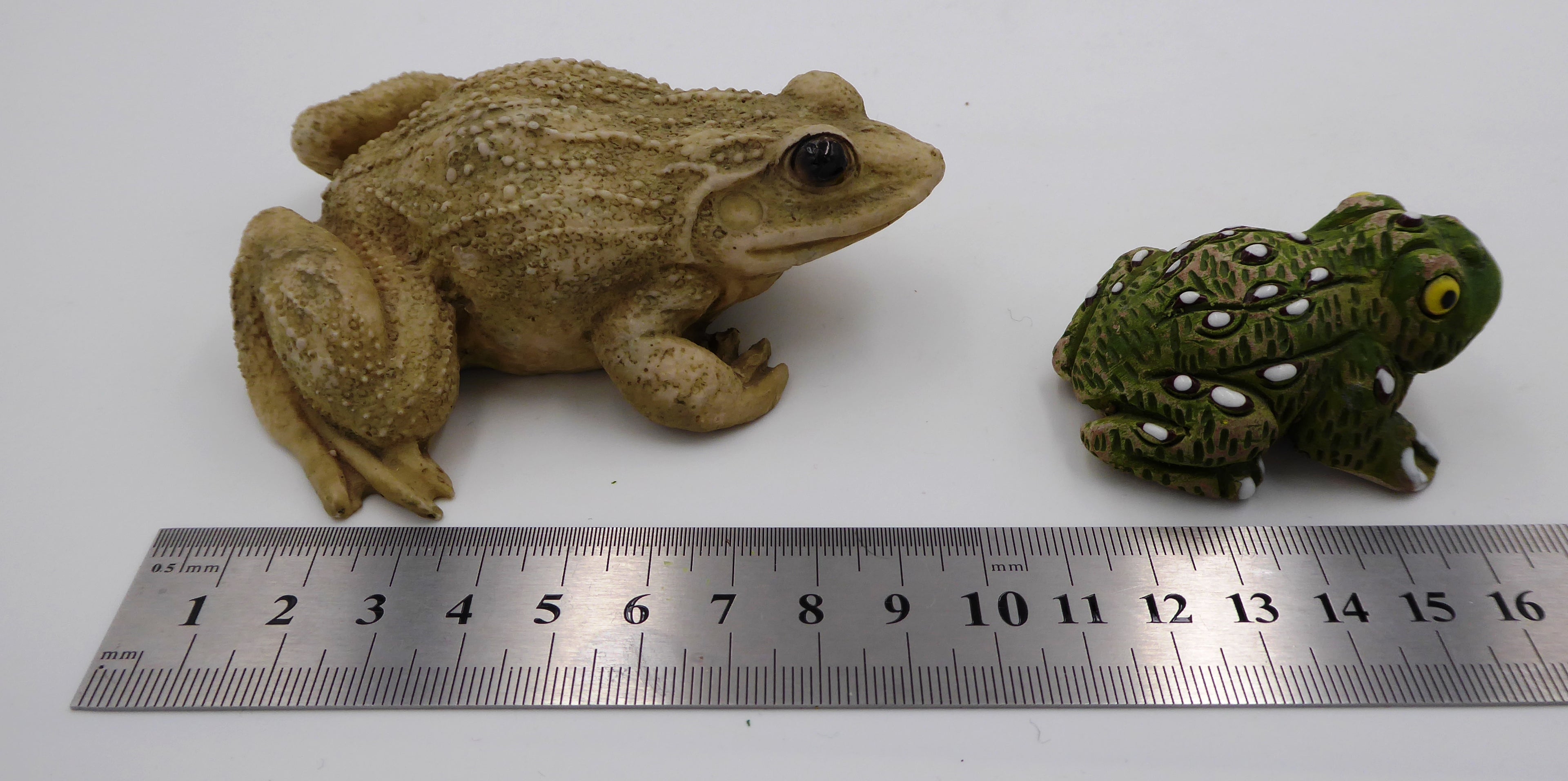 Lot de deux sujets grenouilles variés