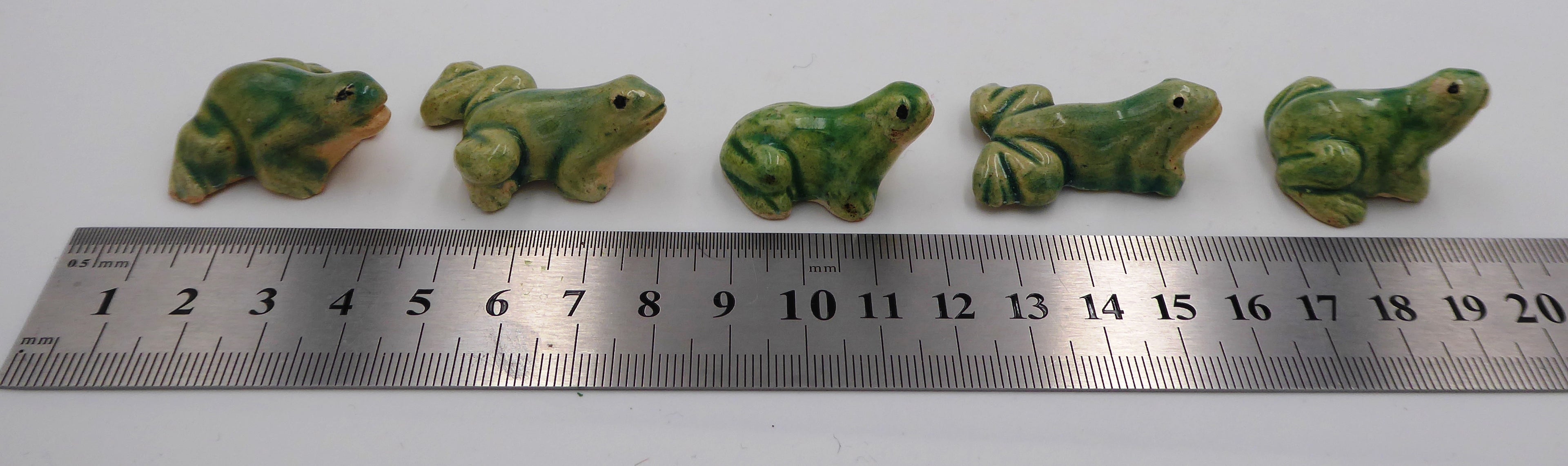 Lot de cinq sujets grenouilles en céramique