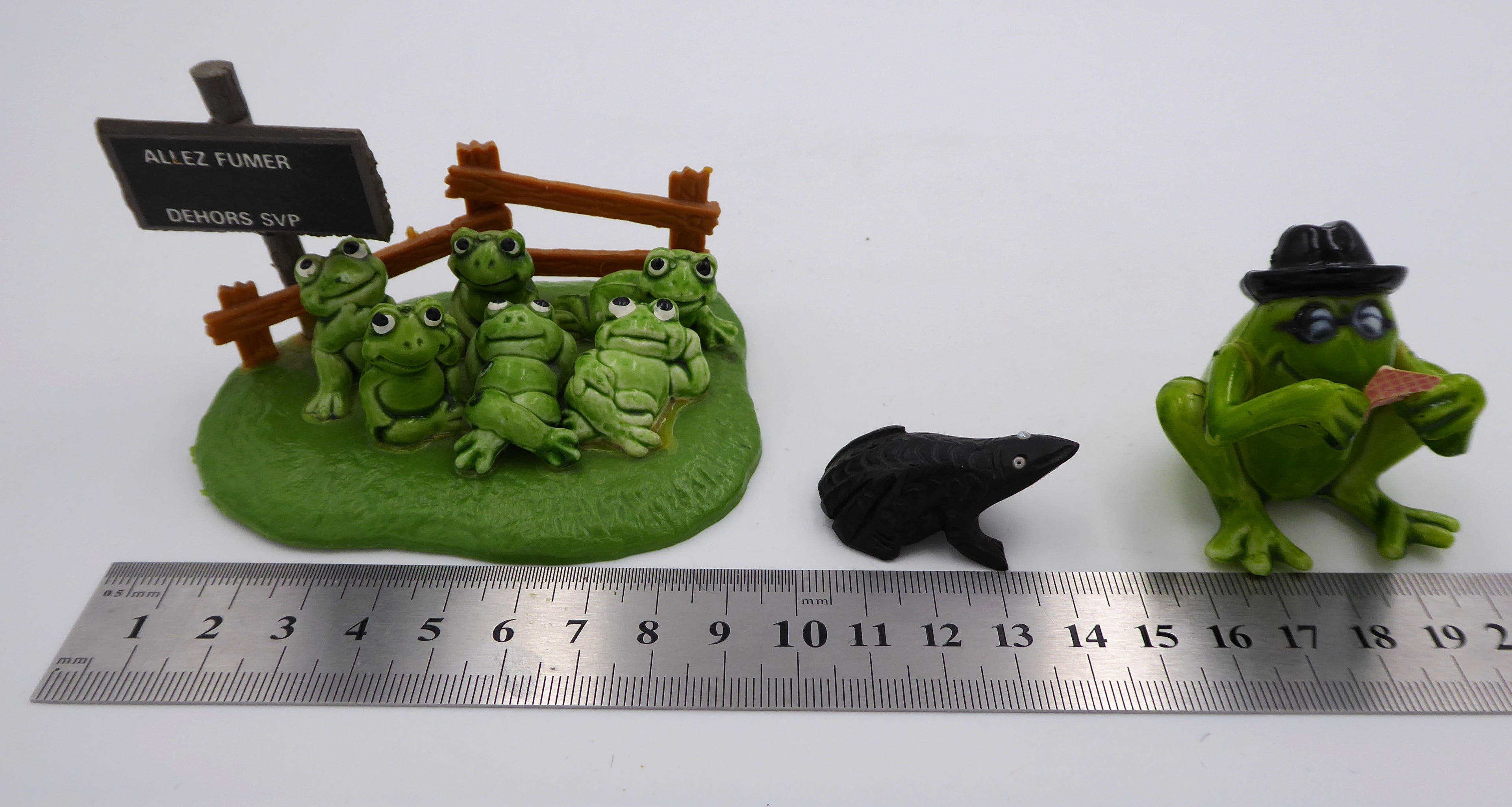 Lot de trois sujets grenouilles variés