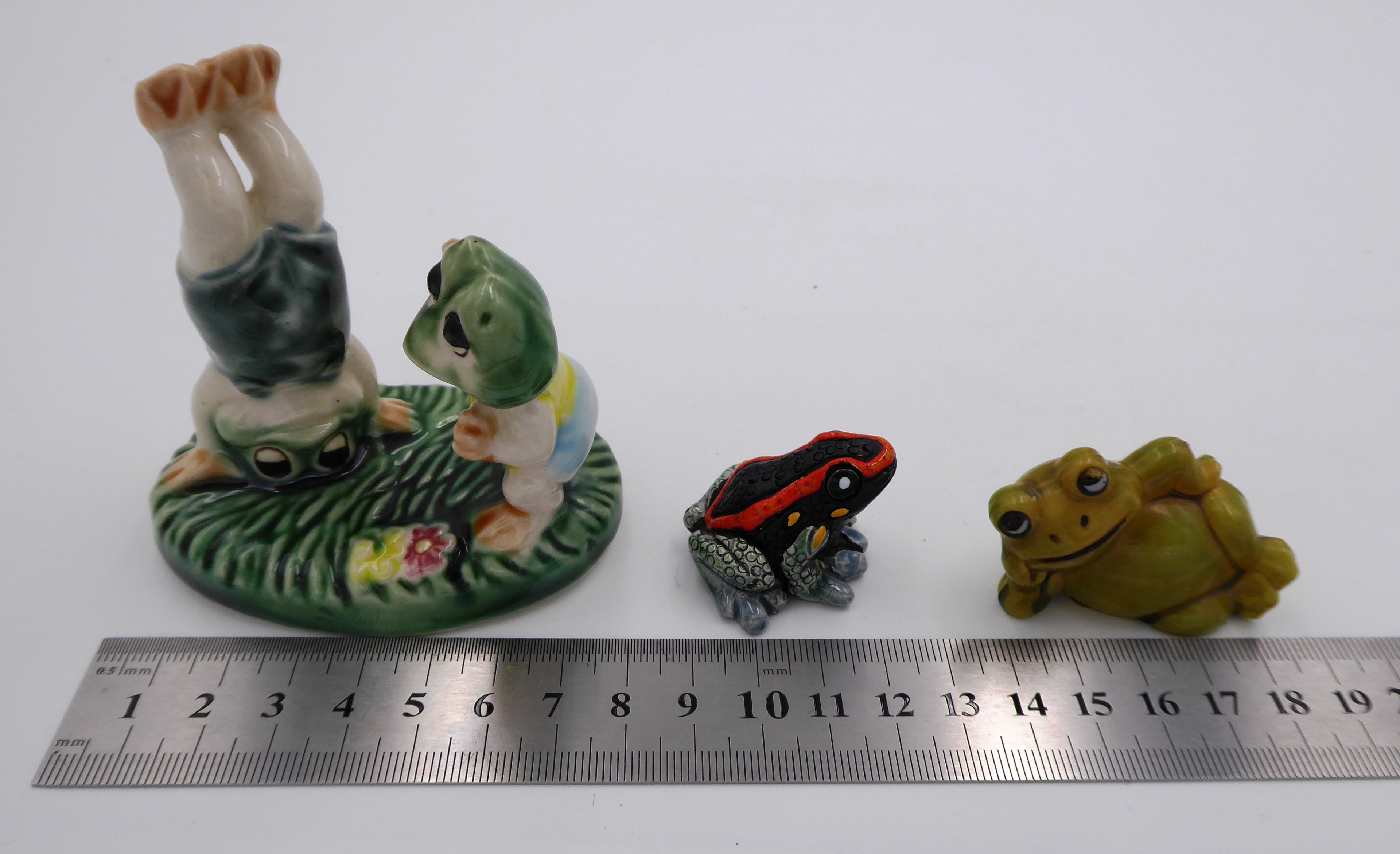 Lot de trois sujets grenouilles variés