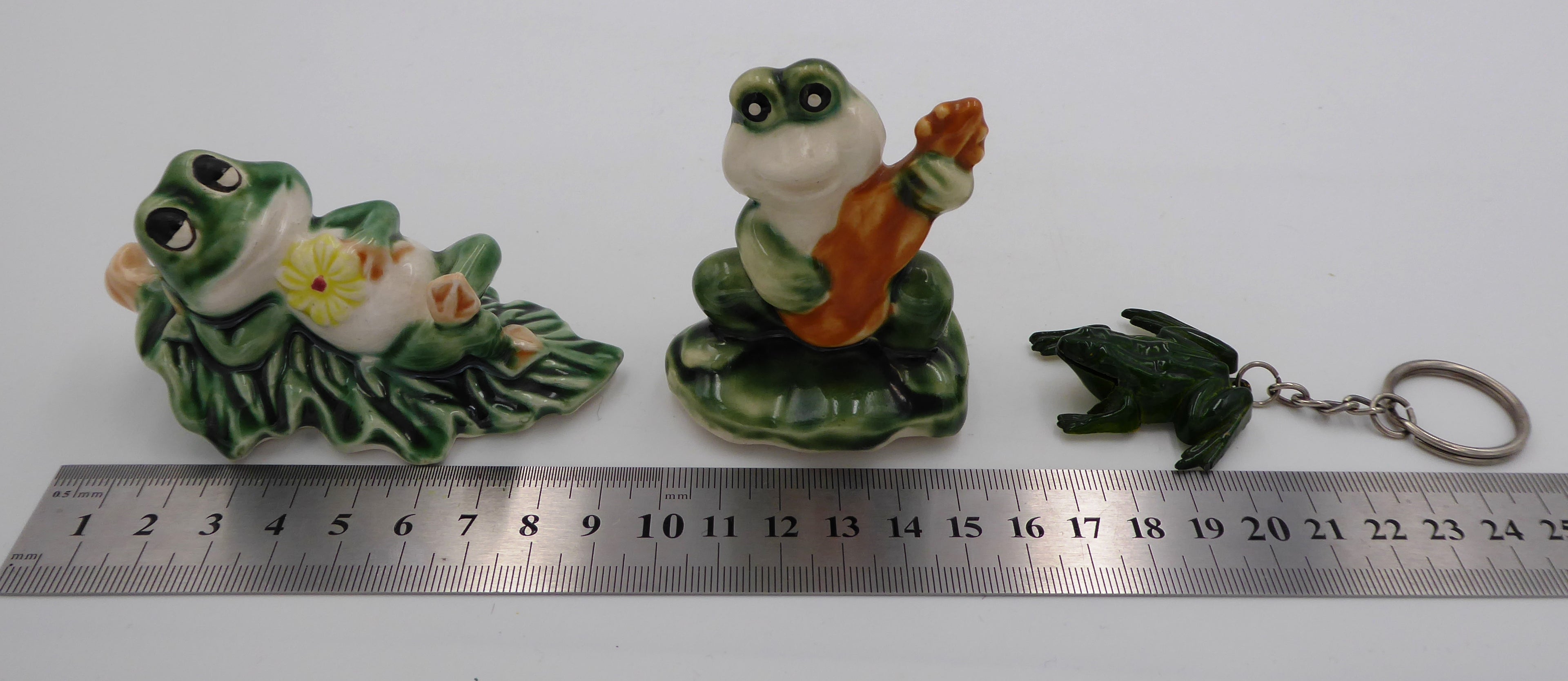 Lot de trois sujets grenouilles variés