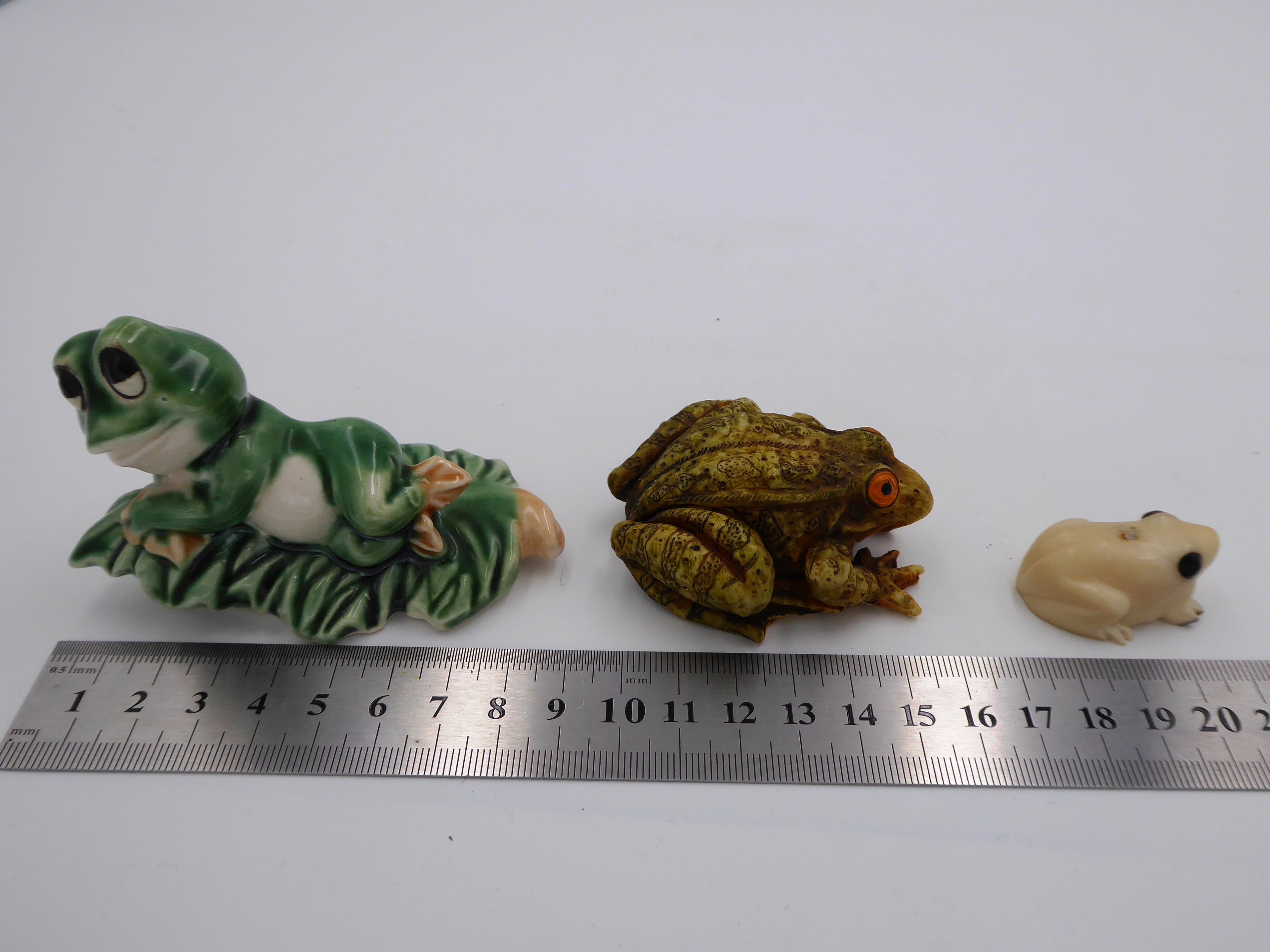 Lot de trois sujets grenouilles variés