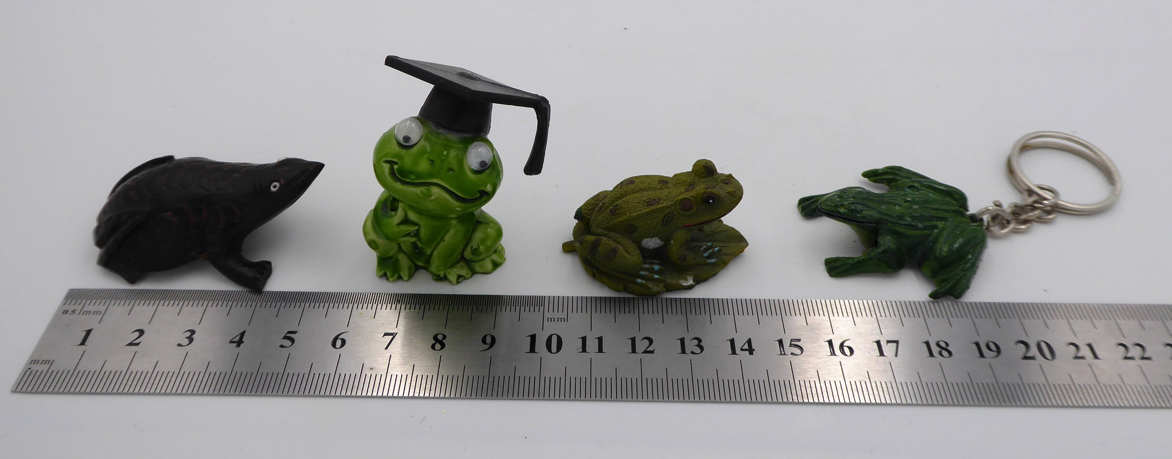 Lot de quatre sujets grenouilles variées