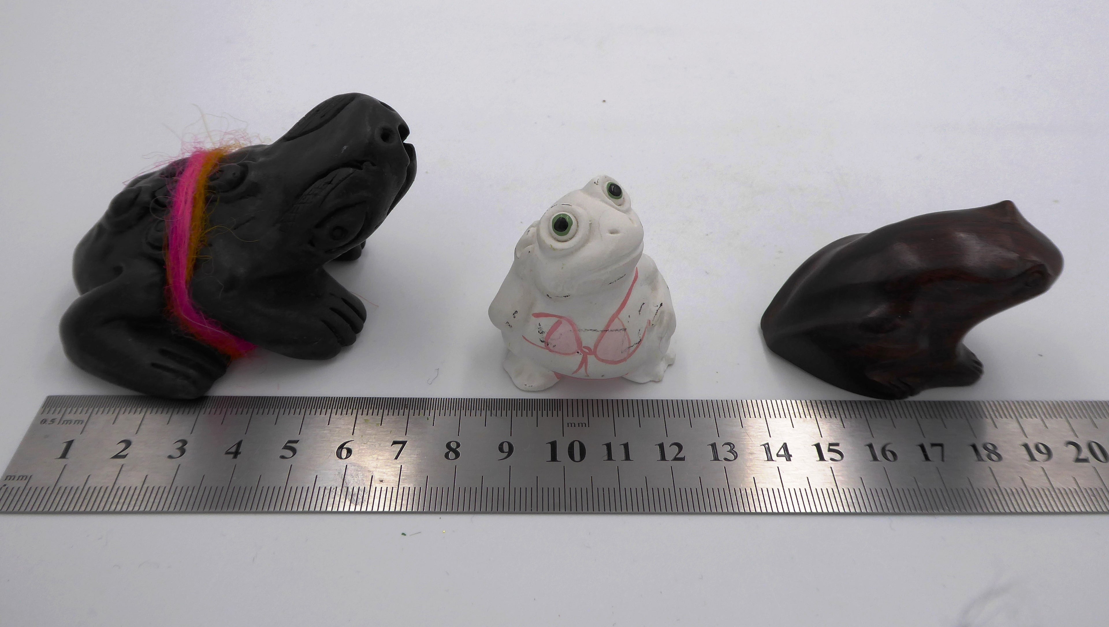 Lot de trois sujets grenouilles variés