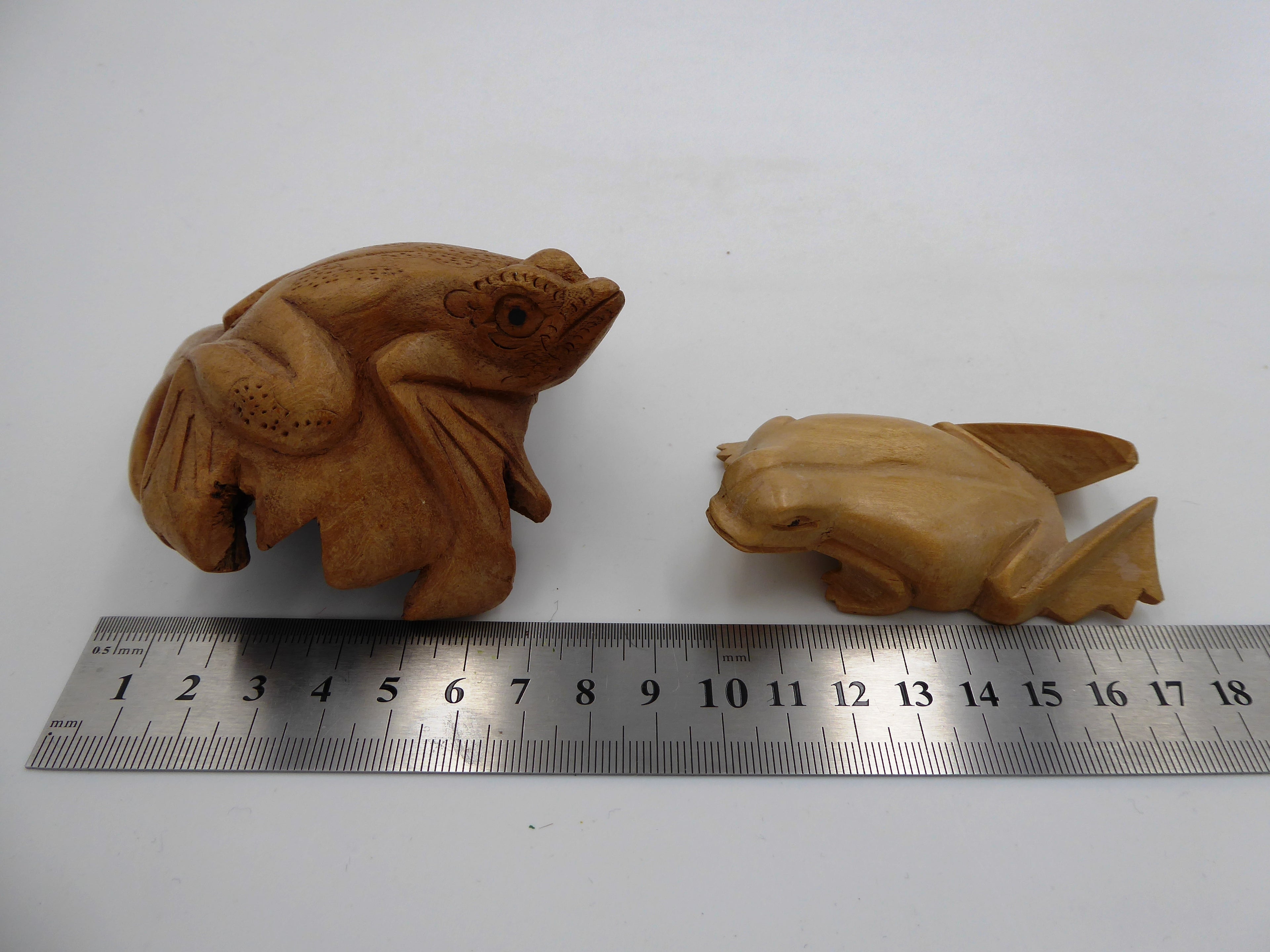 Lot de deux sujets grenouilles en bois