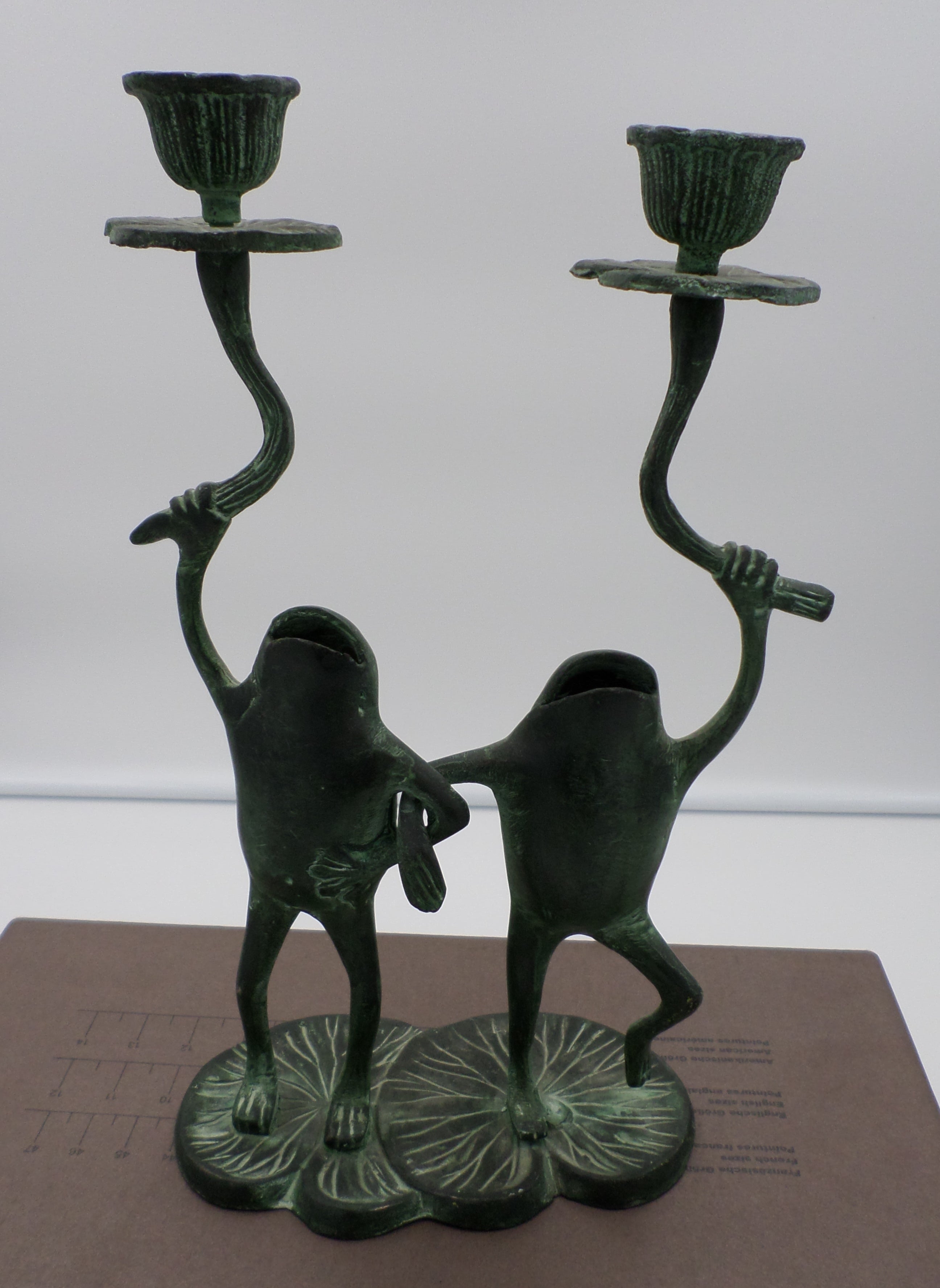 Couple de grenouille chandelier en bronze sur nénuphars