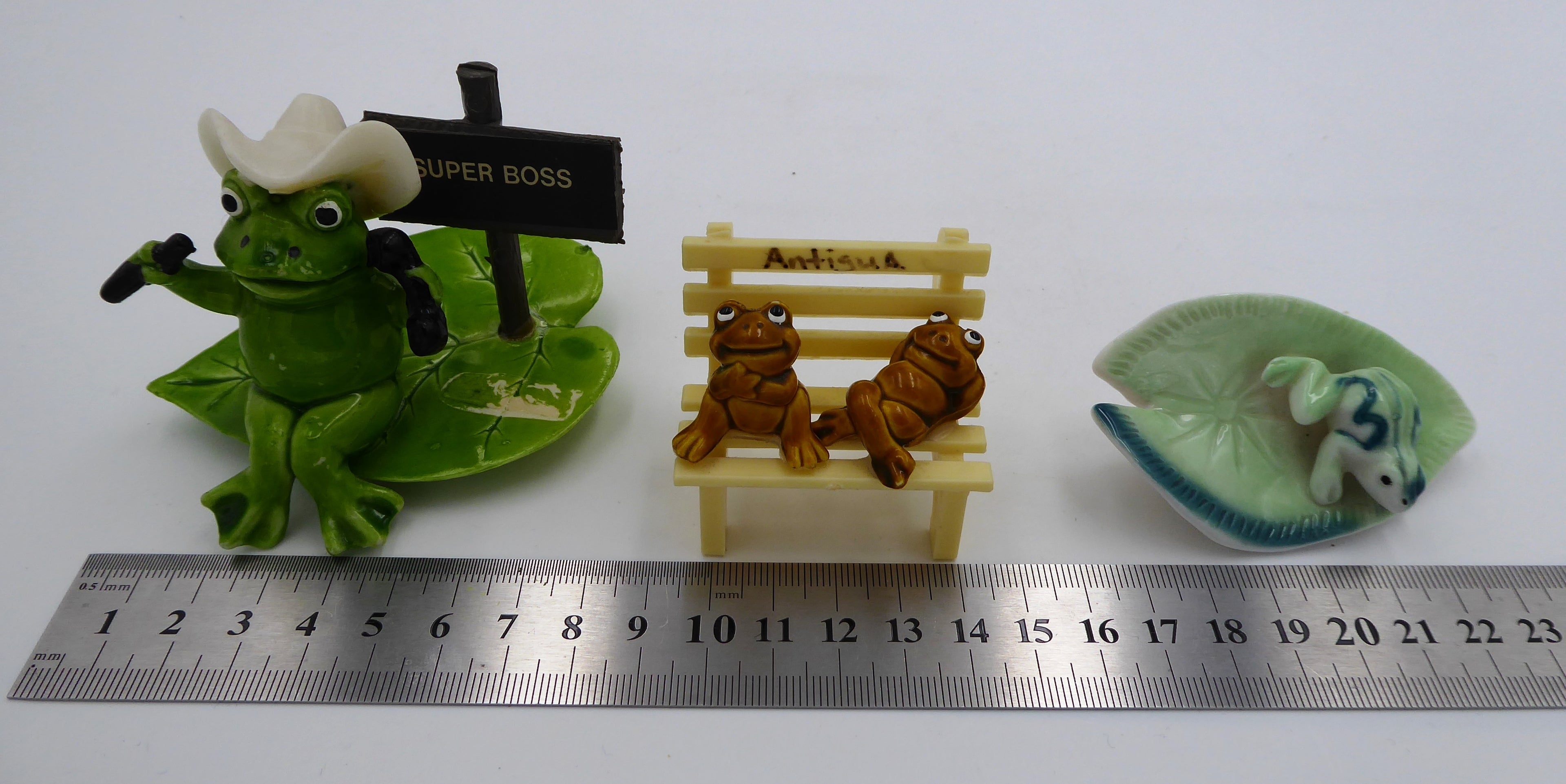 Lot de trois sujets grenouilles variés