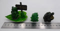 Lot de trois sujets grenouilles variés