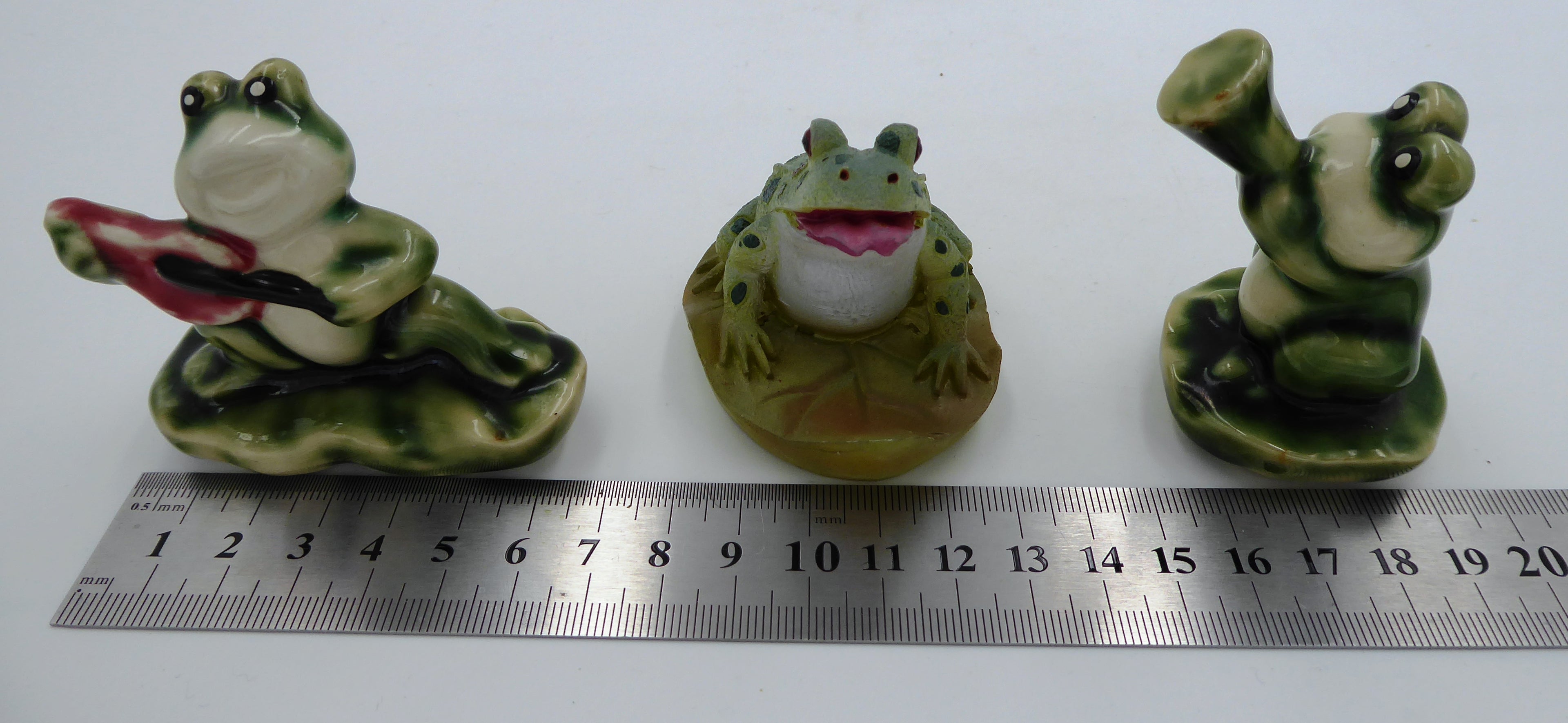 Lot de trois sujets grenouilles céramique