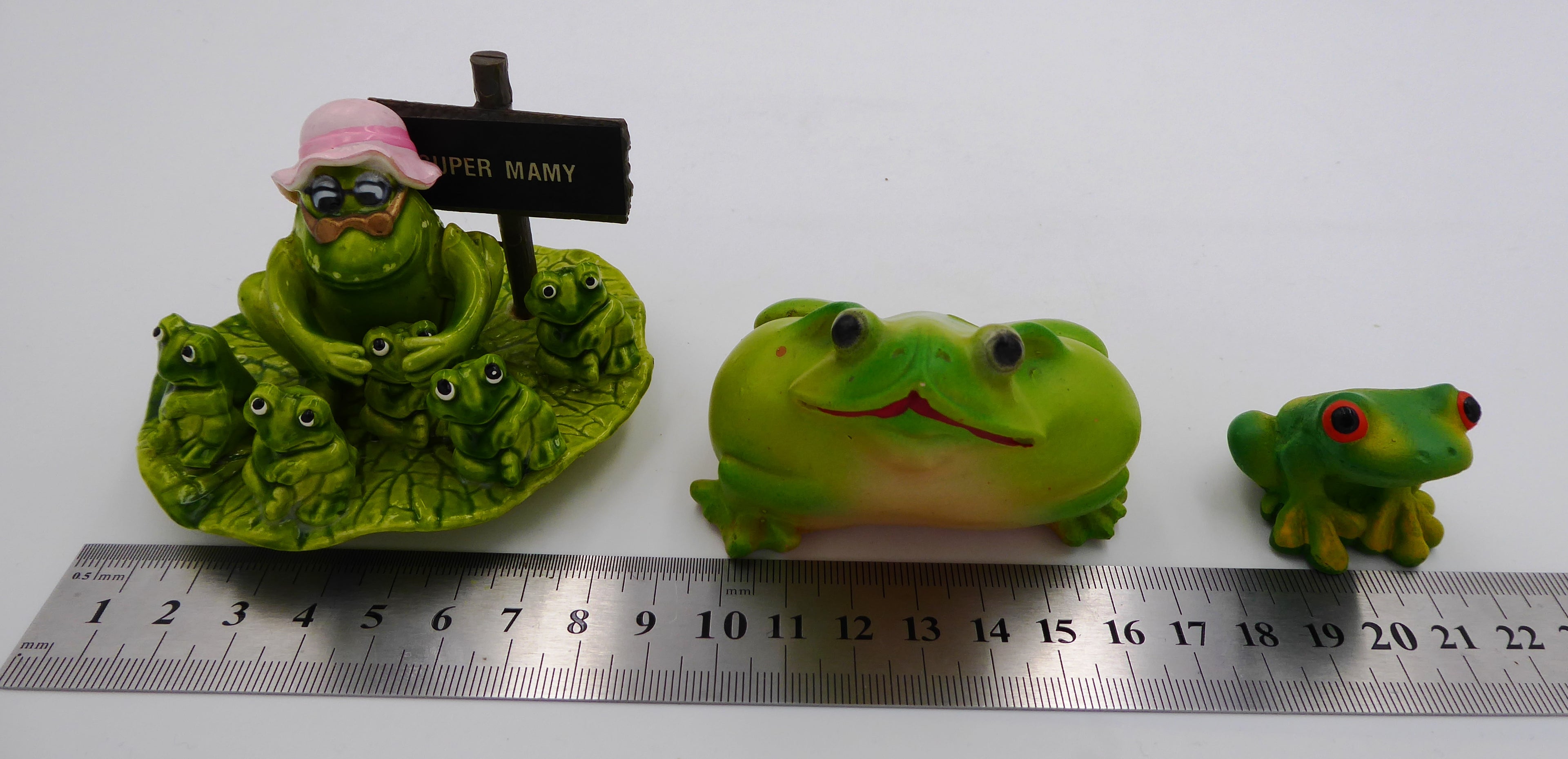 Lot de trois sujets grenouilles variés