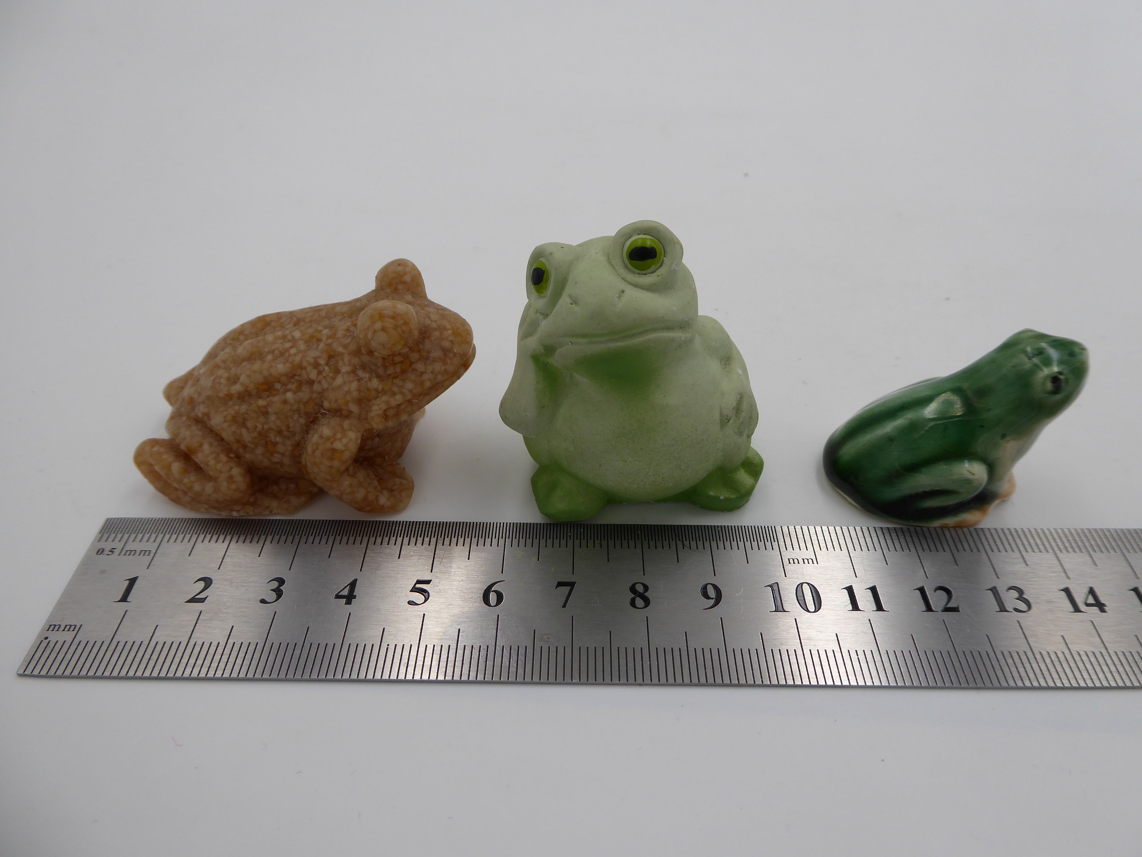 Lot de trois sujets grenouilles variés