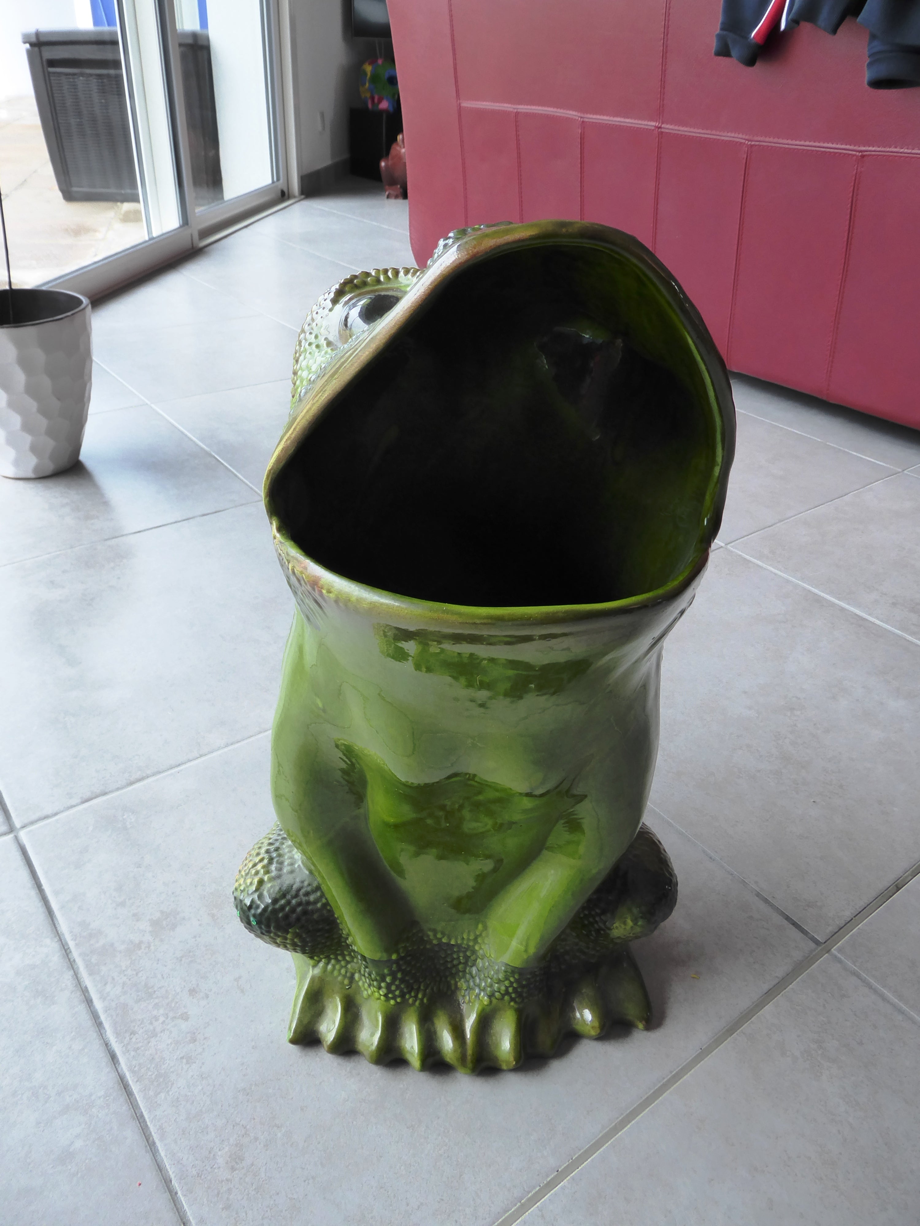 Importante grenouille en faïence verte dans le gout d'Henri GUYOT
