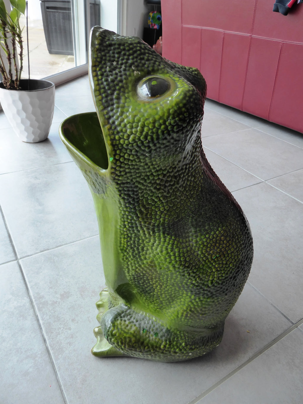 Importante grenouille en faïence verte dans le gout d'Henri GUYOT