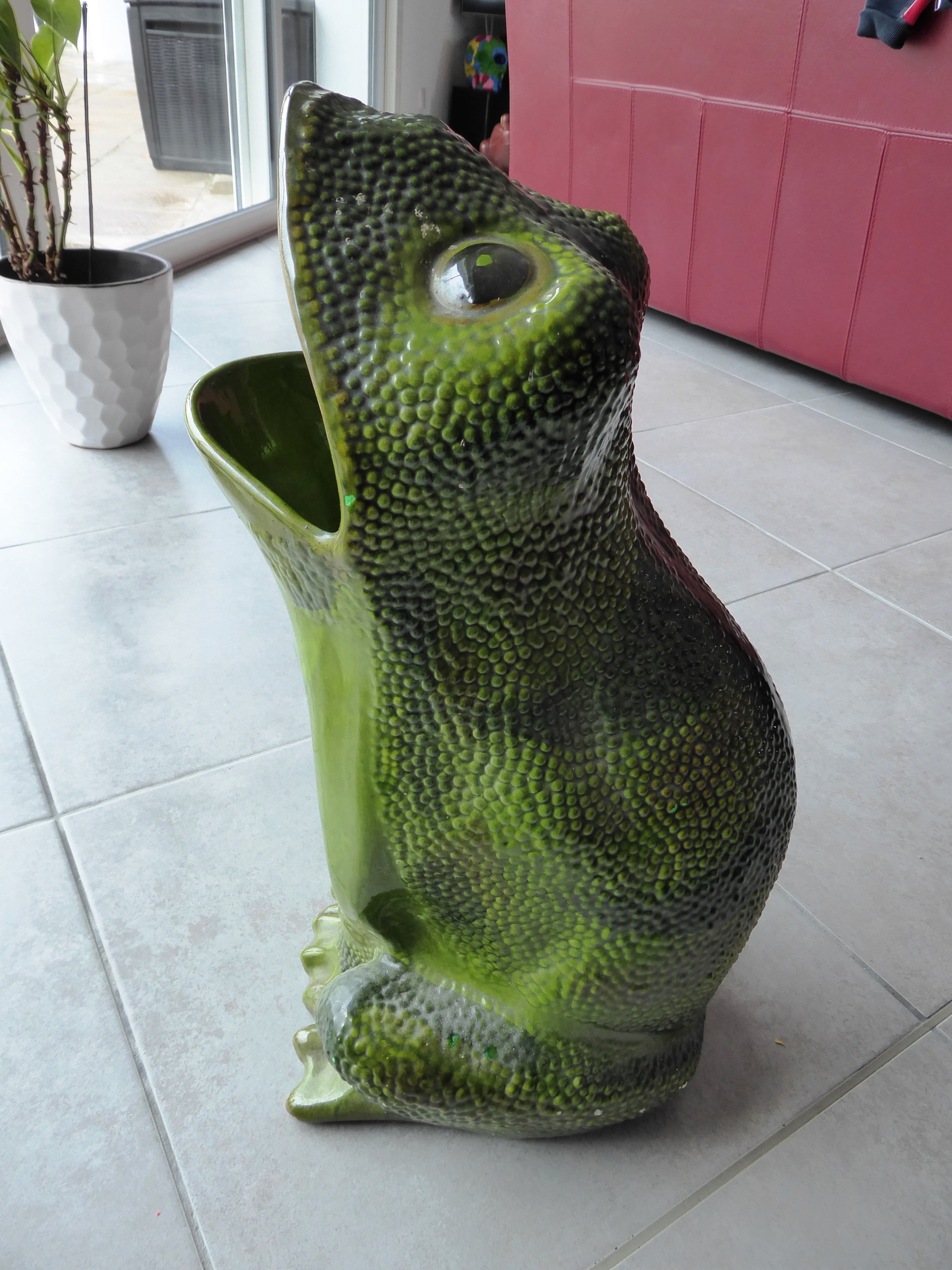 Importante grenouille en faïence verte dans le gout d'Henri GUYOT