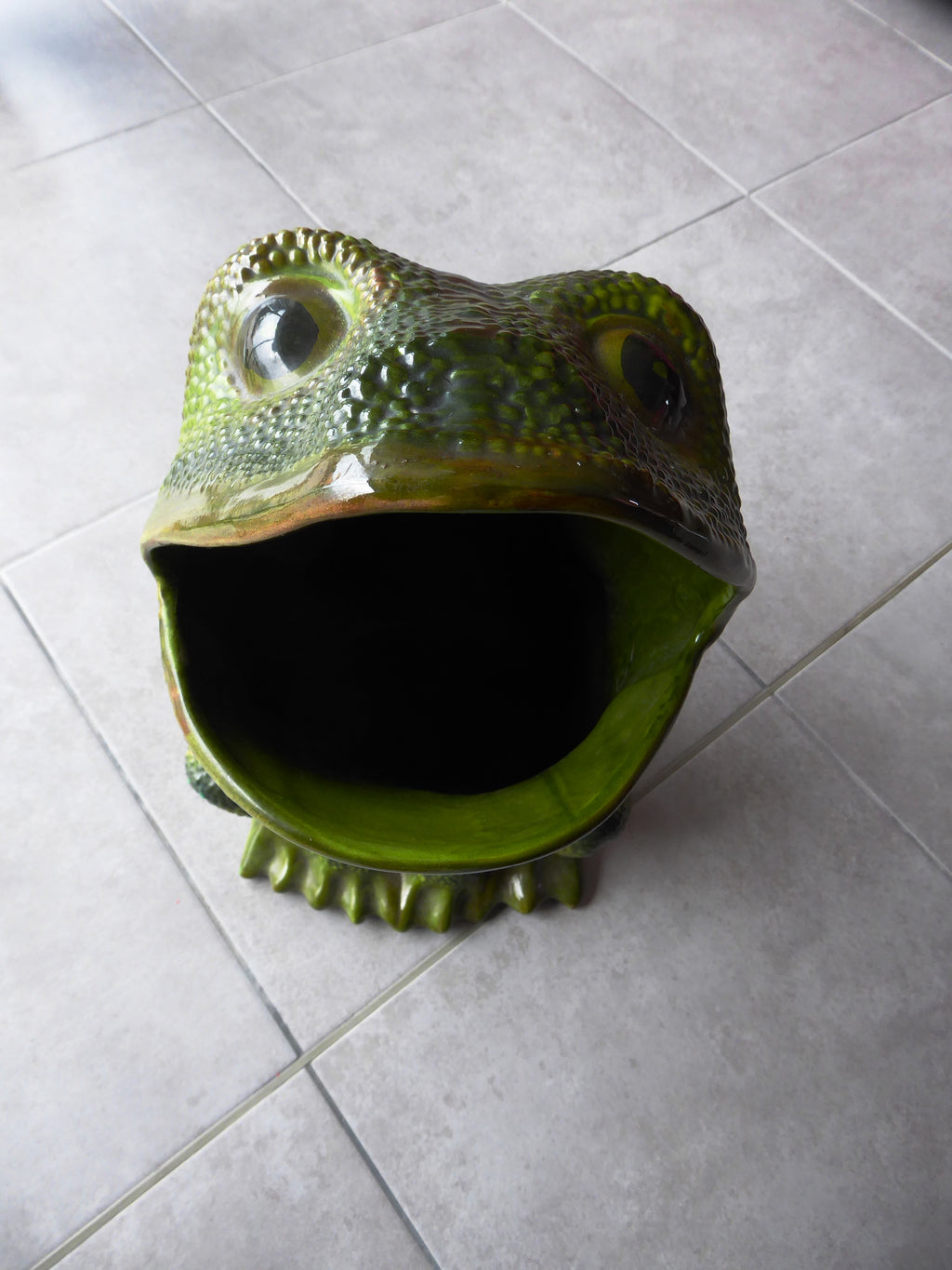 Importante grenouille en faïence verte dans le gout d'Henri GUYOT