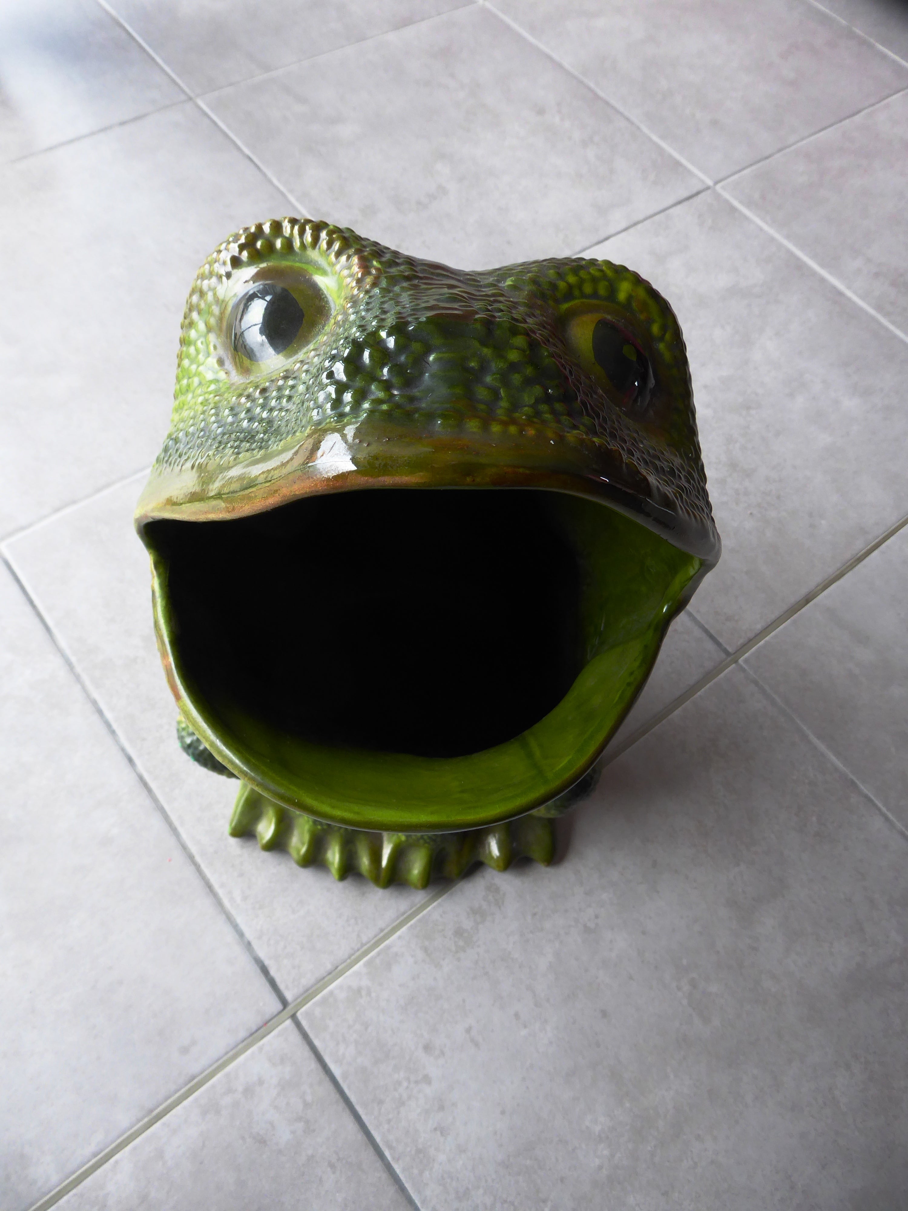 Importante grenouille en faïence verte dans le gout d'Henri GUYOT