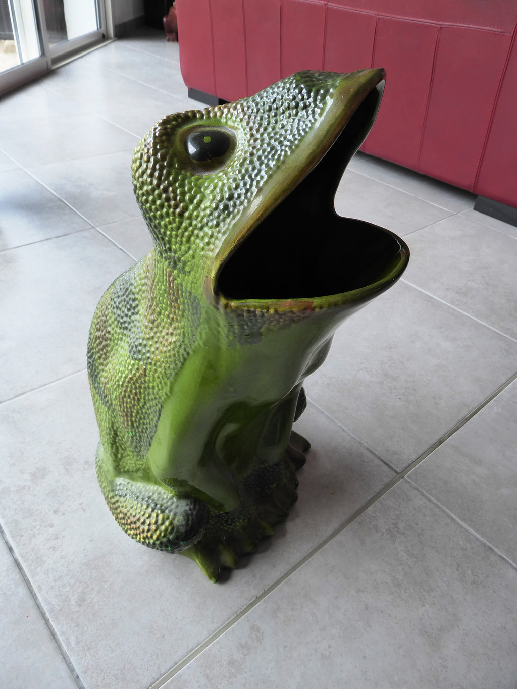 Importante grenouille en faïence verte dans le gout d'Henri GUYOT