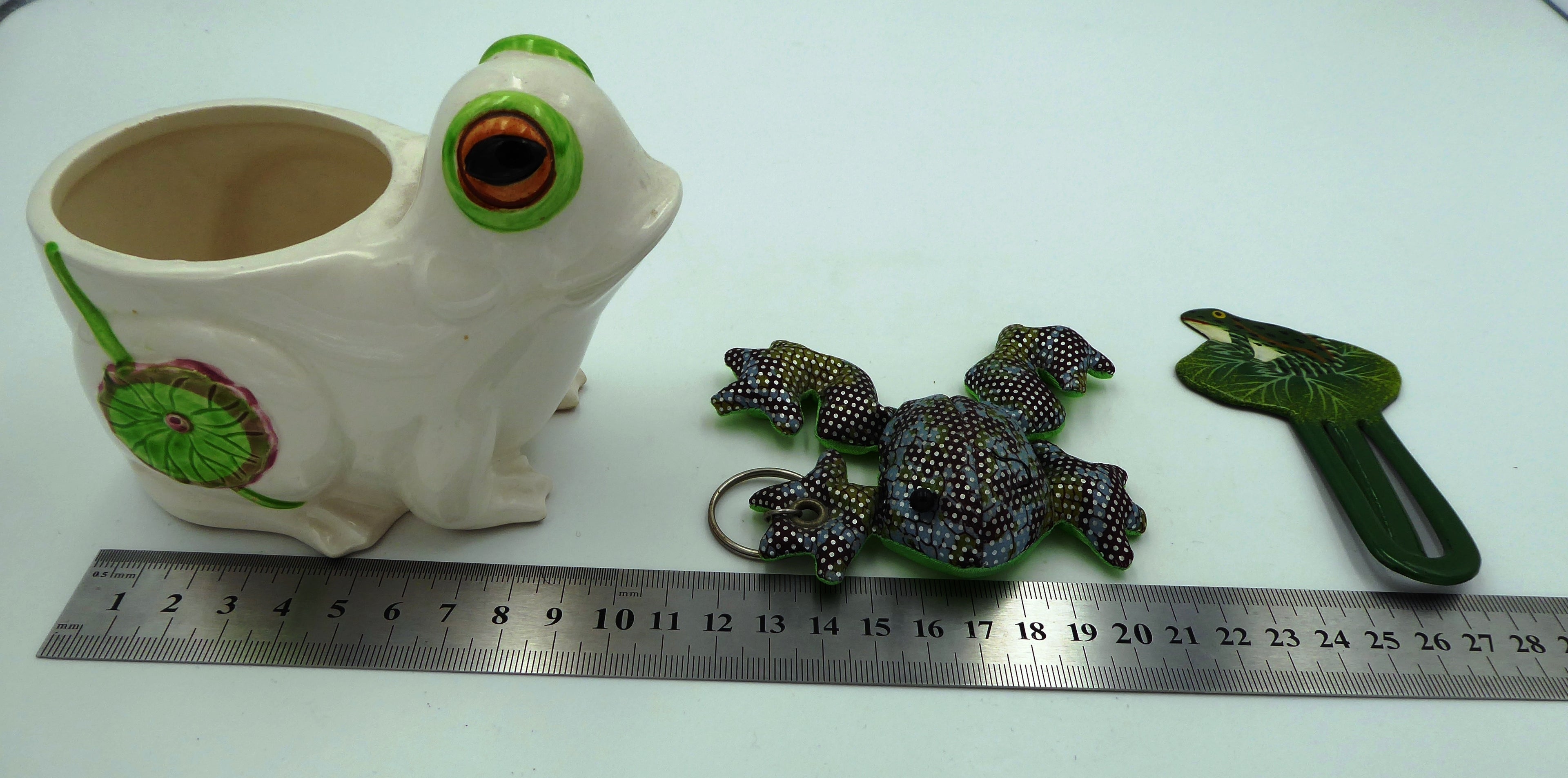 Lot de trois sujets grenouilles variés