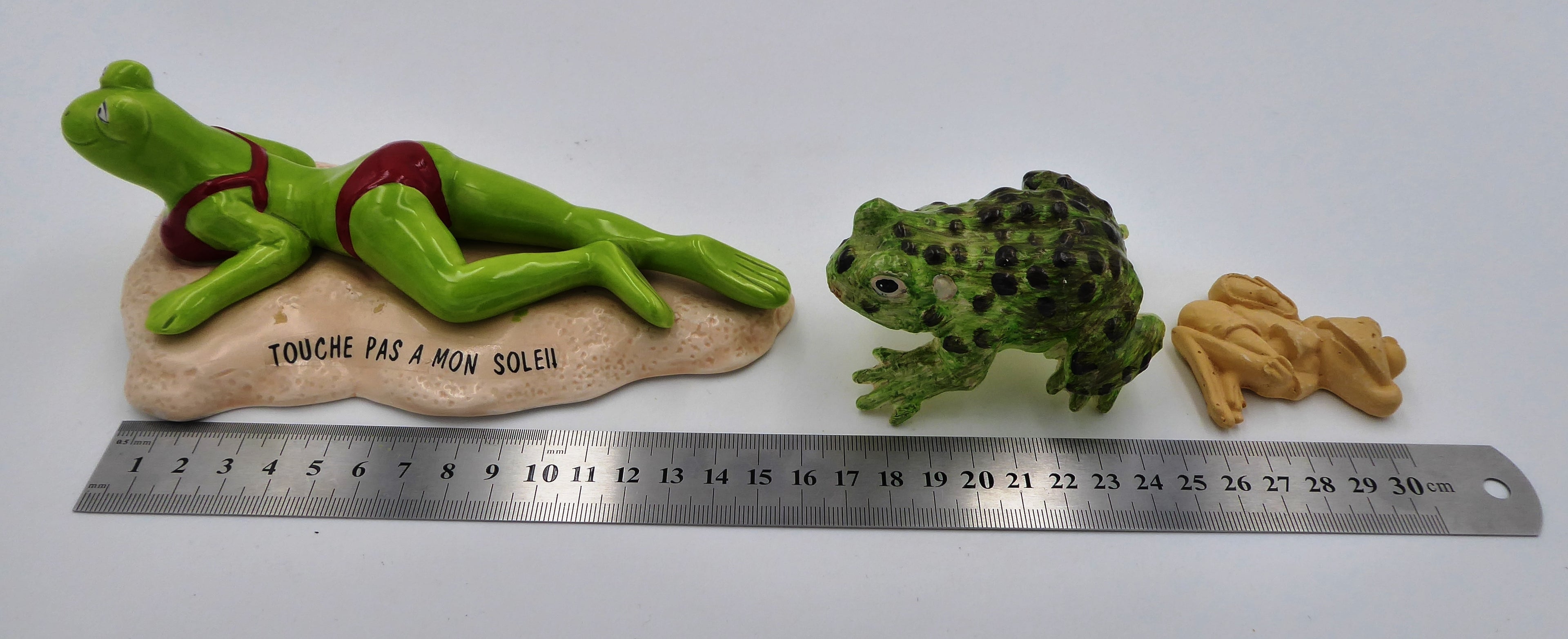 Lot de trois sujets grenouilles variés