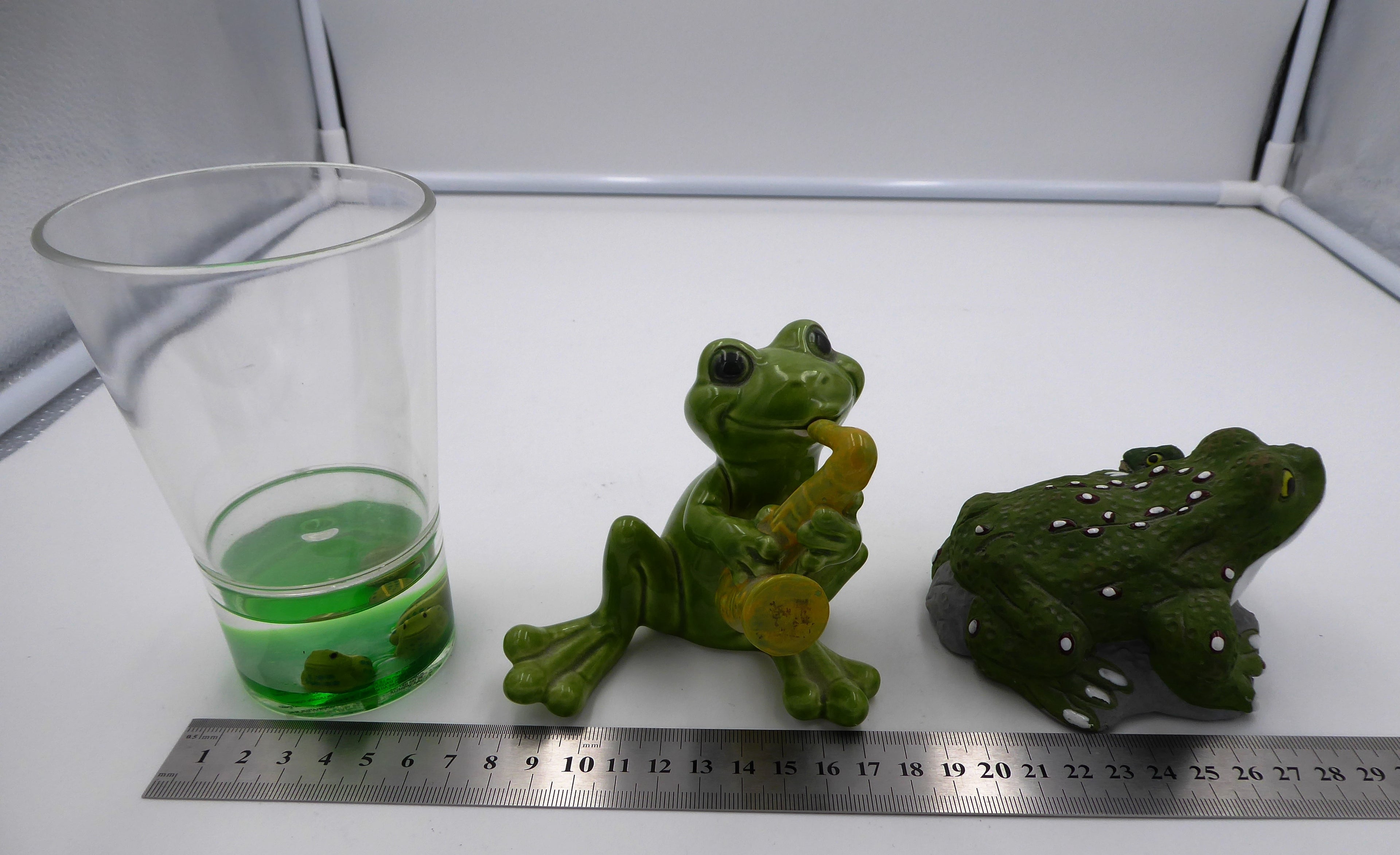 Lot de trois sujets grenouilles variés