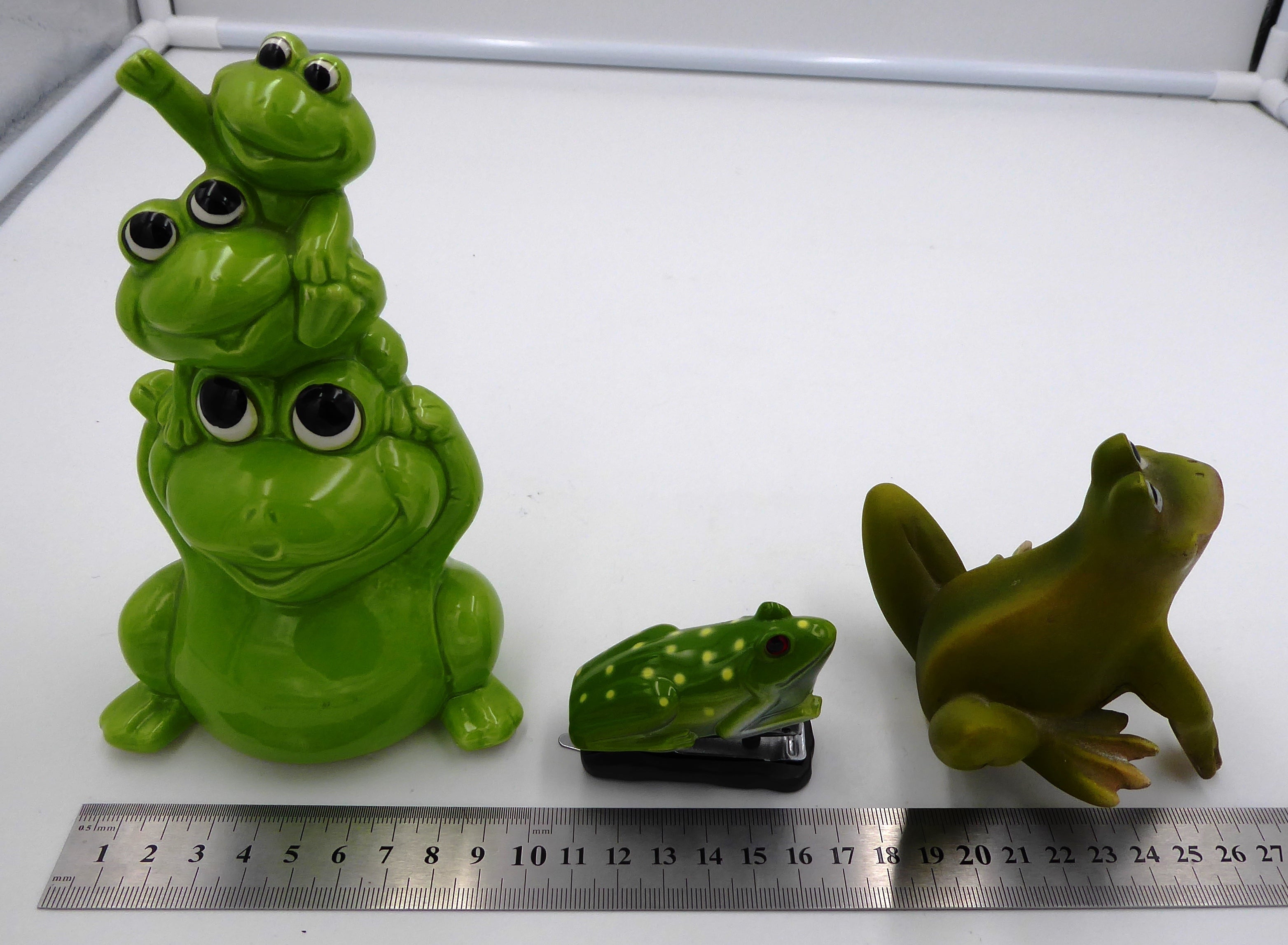 Lot de trois sujets grenouilles variés