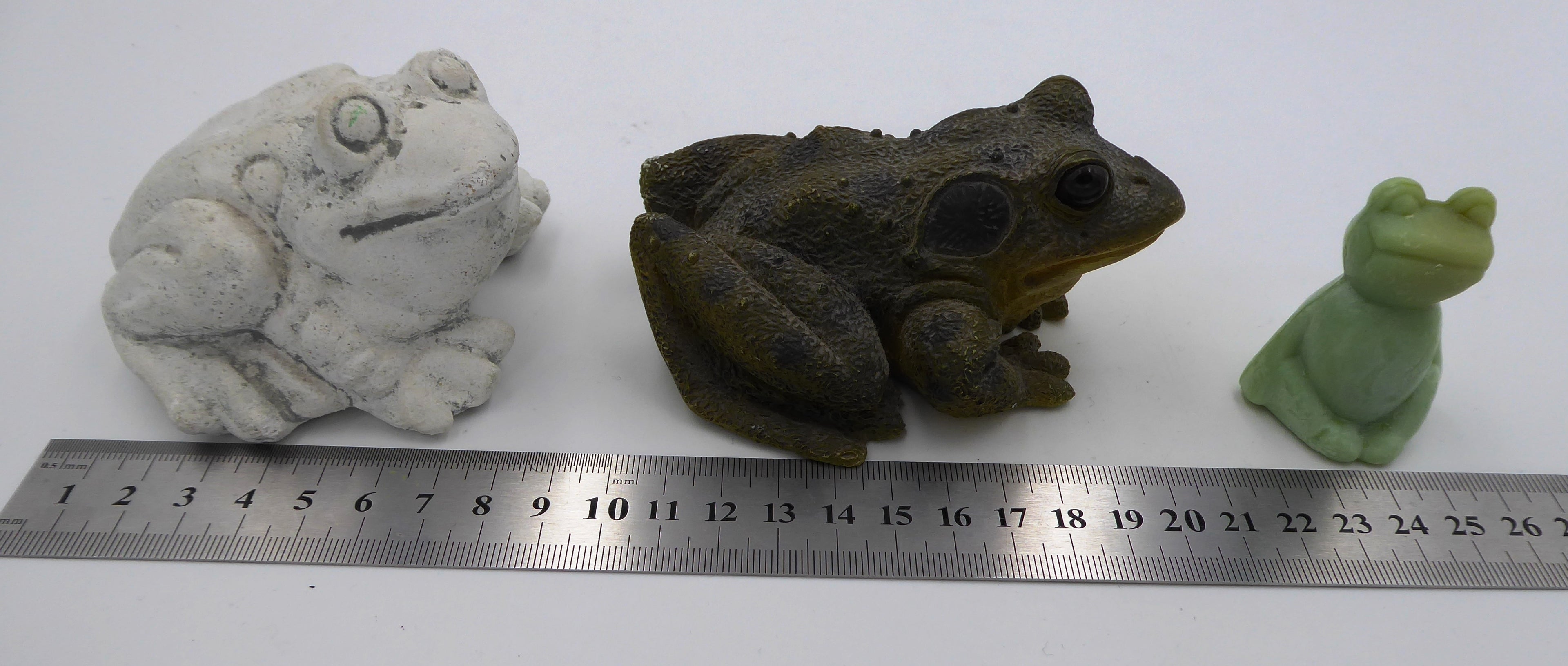 Lot de trois sujets grenouilles variés