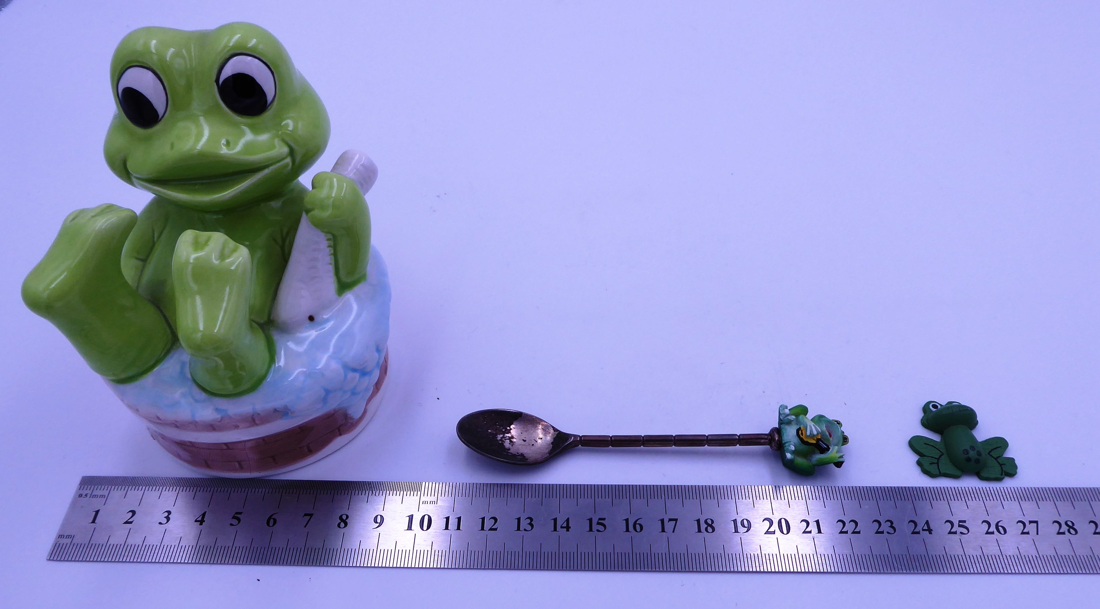 Lot de trois sujets grenouilles variés