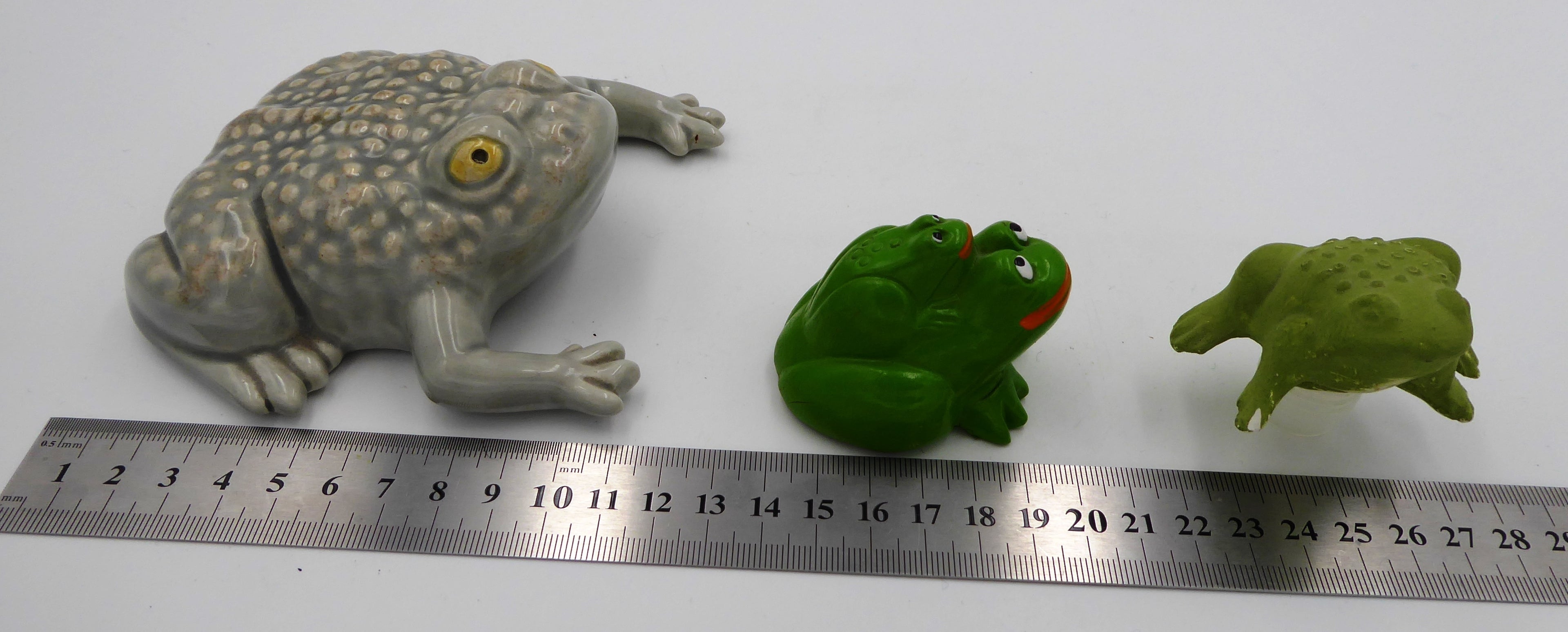 Lot de trois sujets grenouilles variés