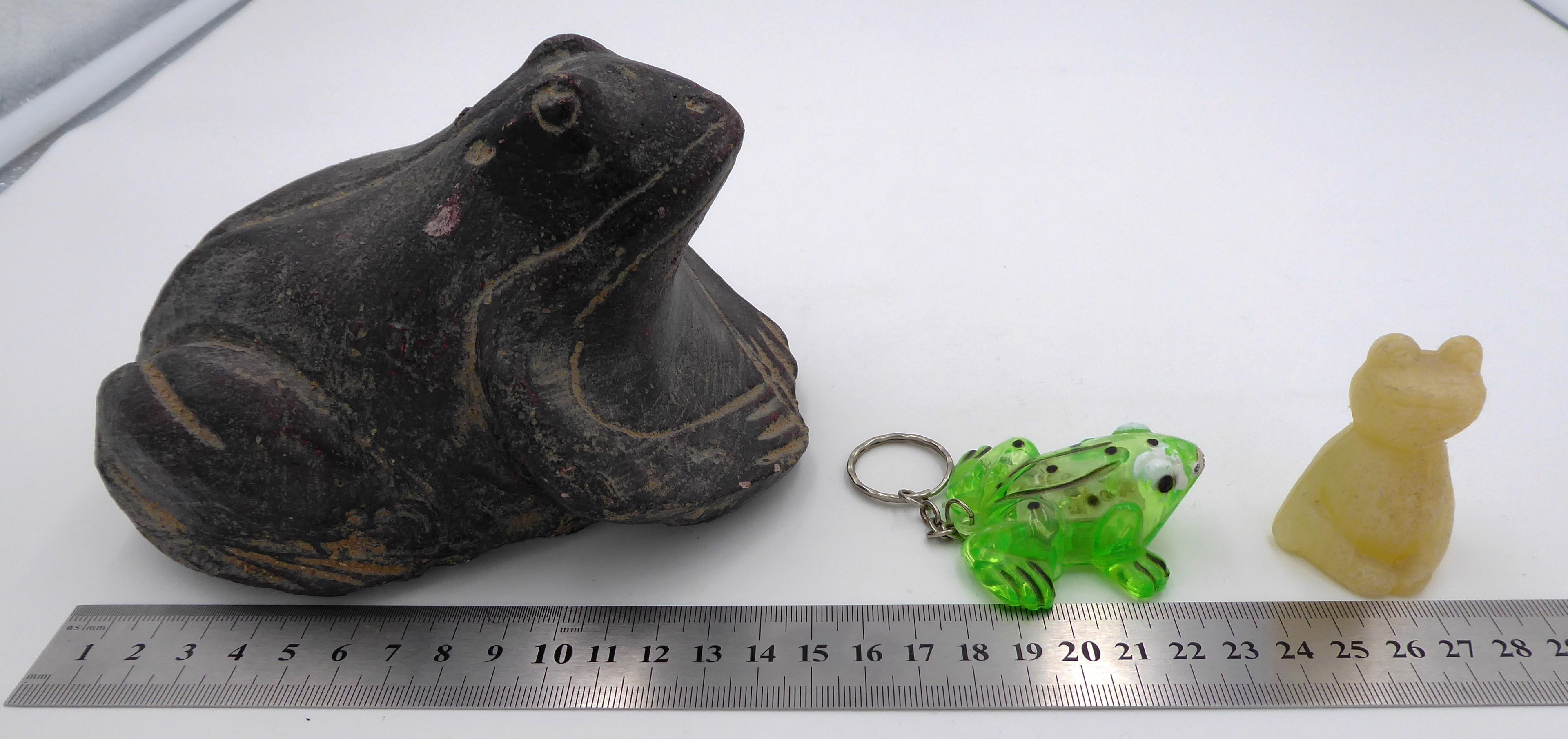 Lot de trois sujets grenouilles variés