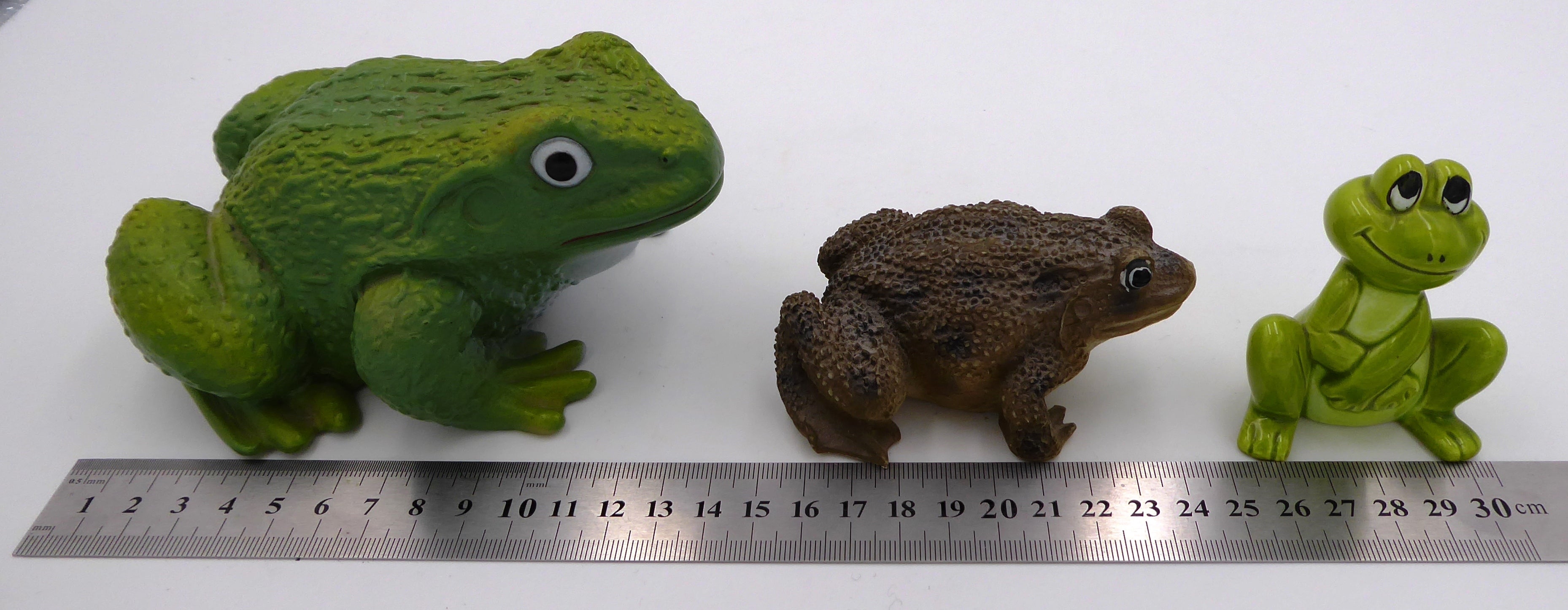 Lot de trois sujets grenouilles variés