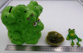Lot de trois sujets grenouilles variés