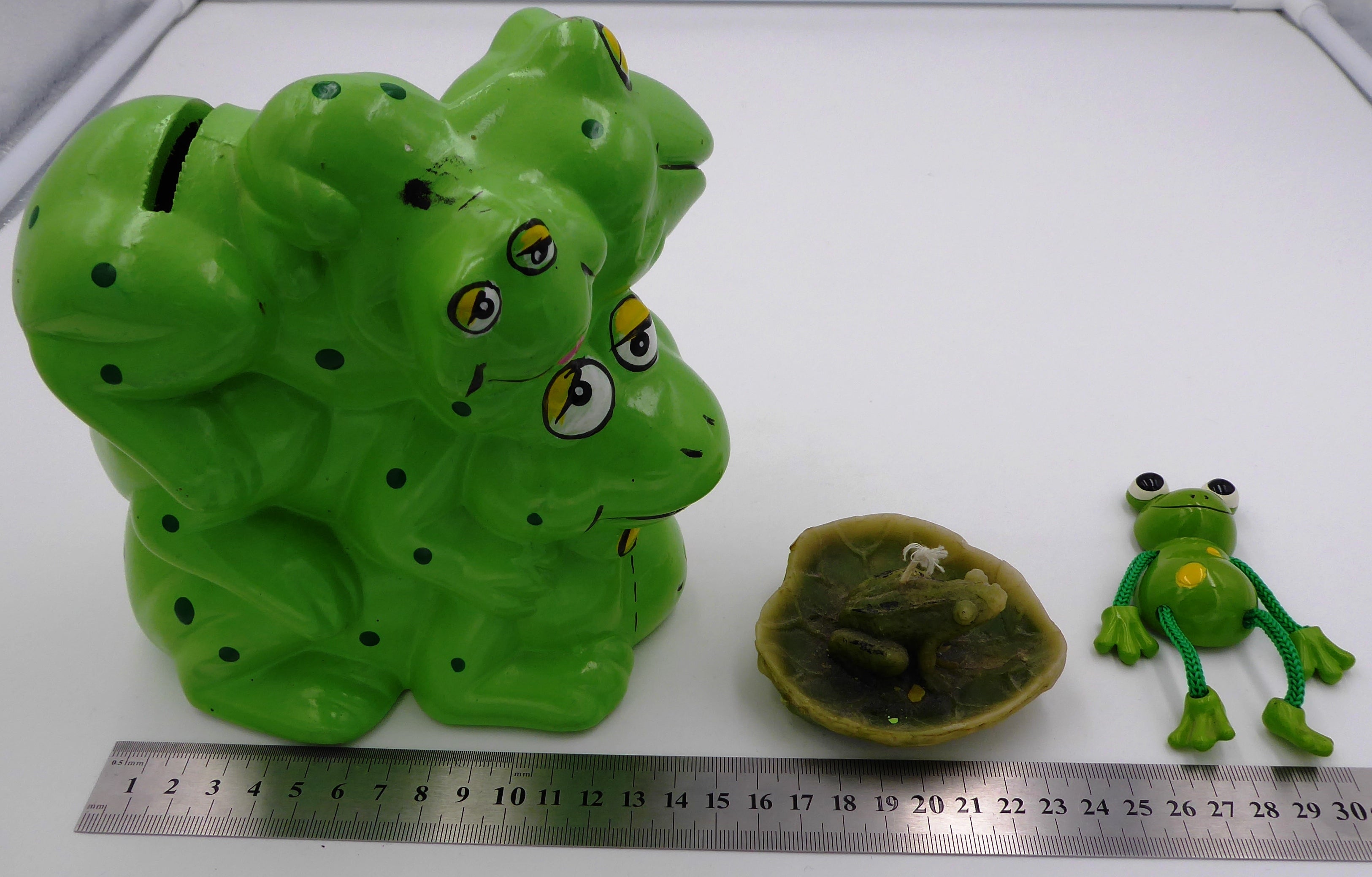 Lot de trois sujets grenouilles variés
