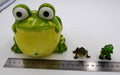 Lot de trois sujets grenouilles variés