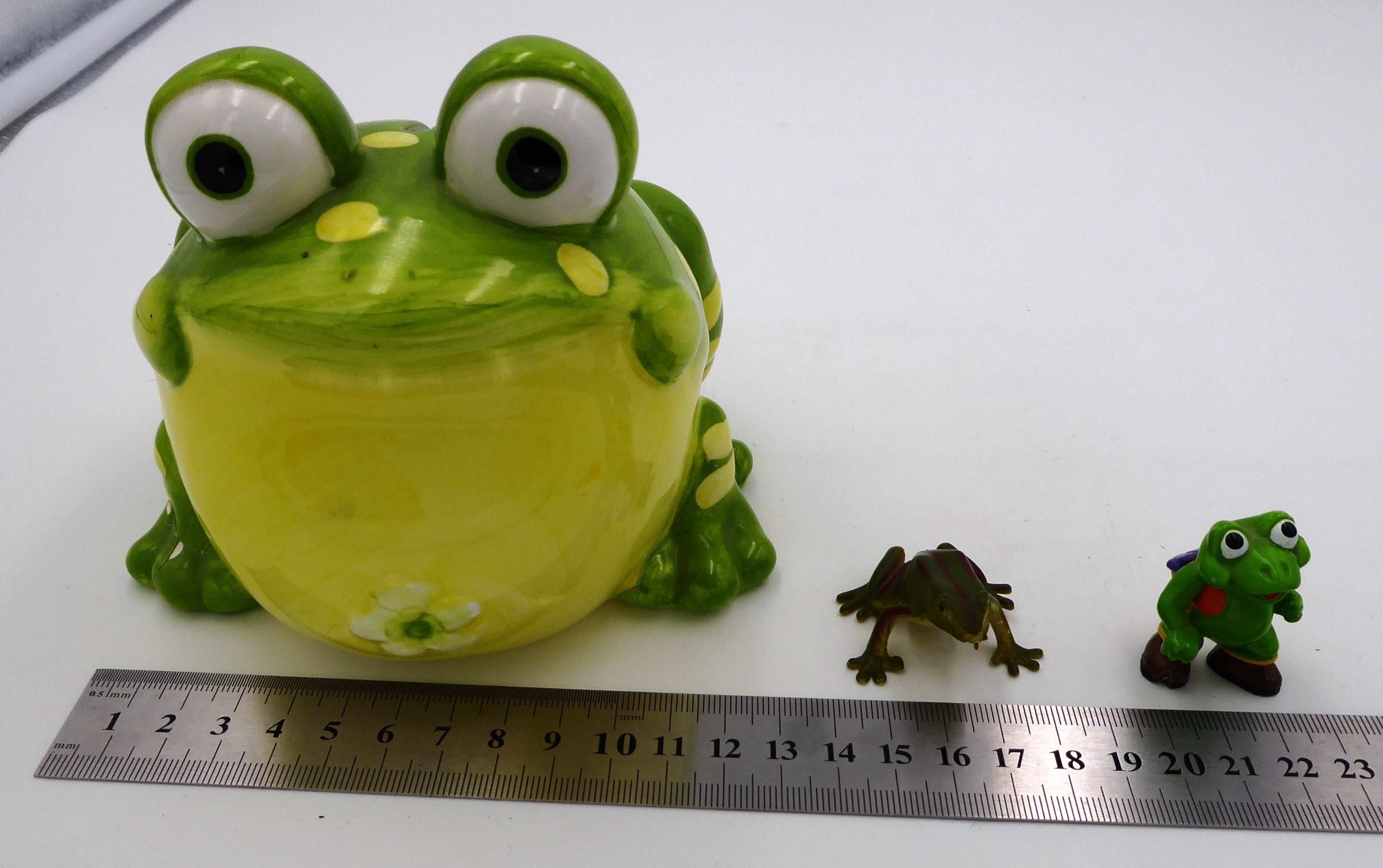 Lot de trois sujets grenouilles variés