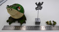 Lot de trois sujets grenouilles variés