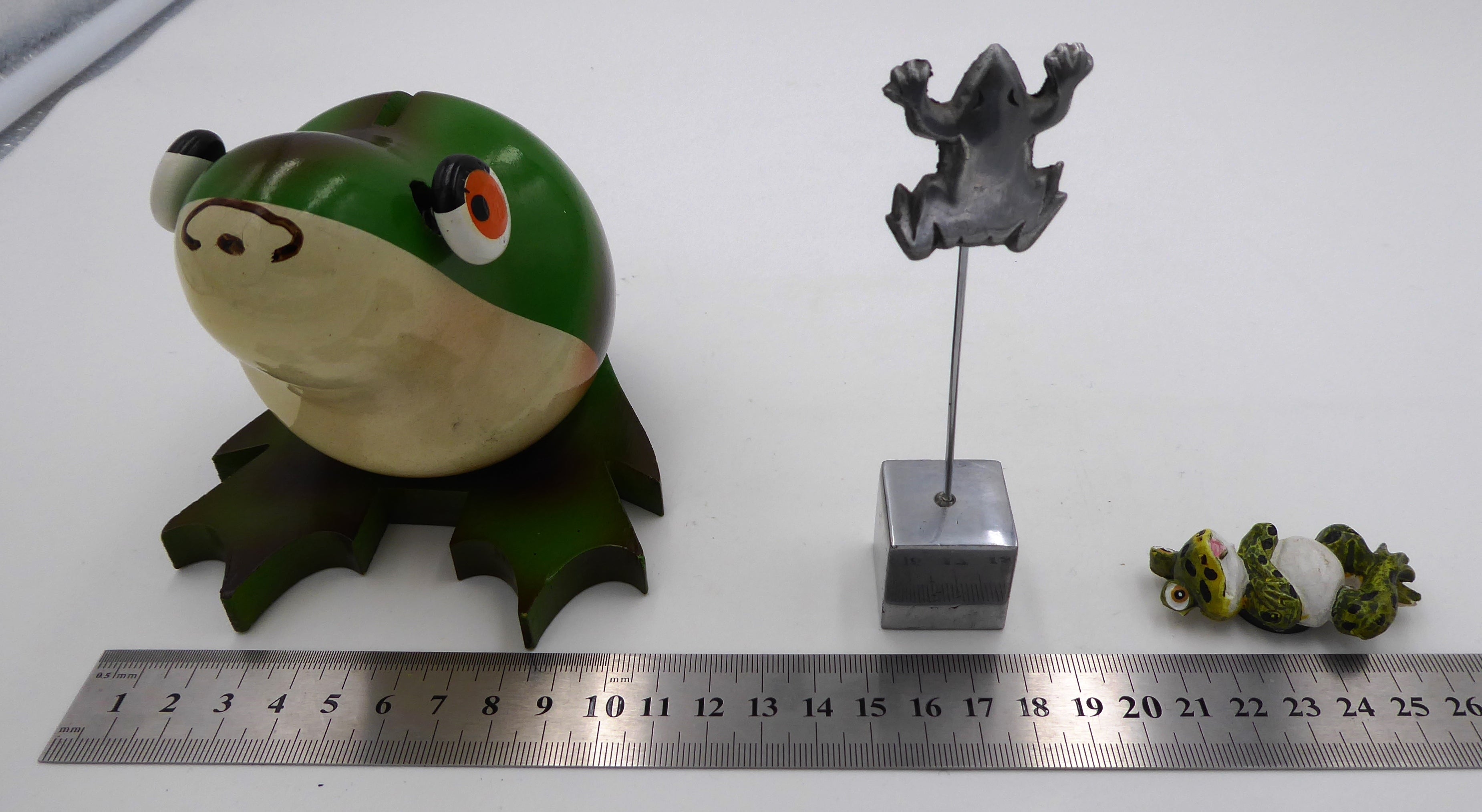 Lot de trois sujets grenouilles variés