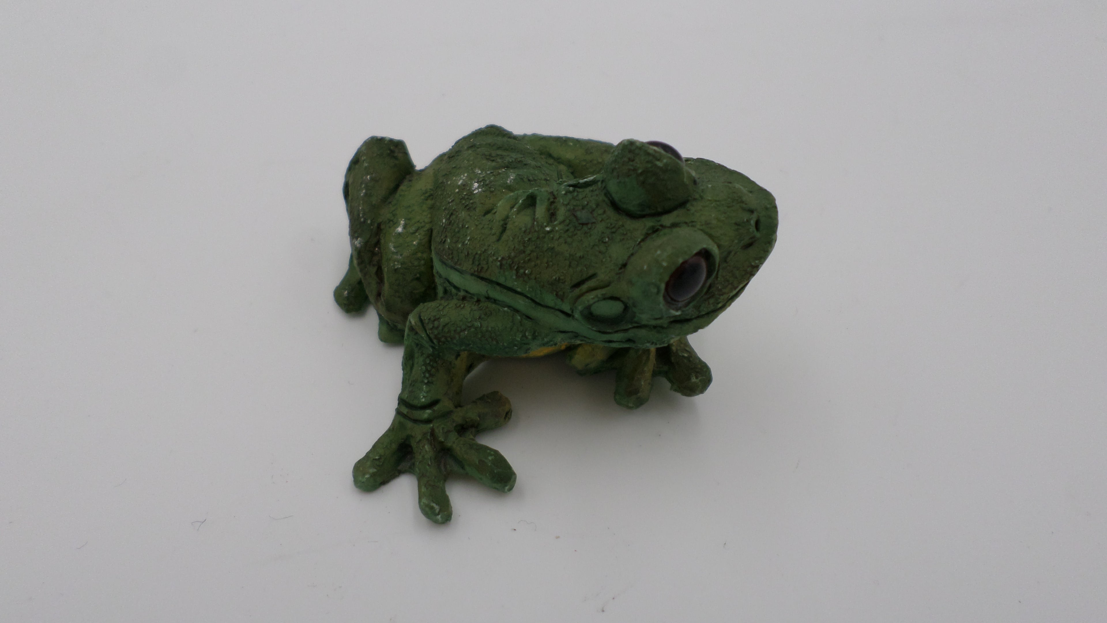 Petite grenouille en bois peinte