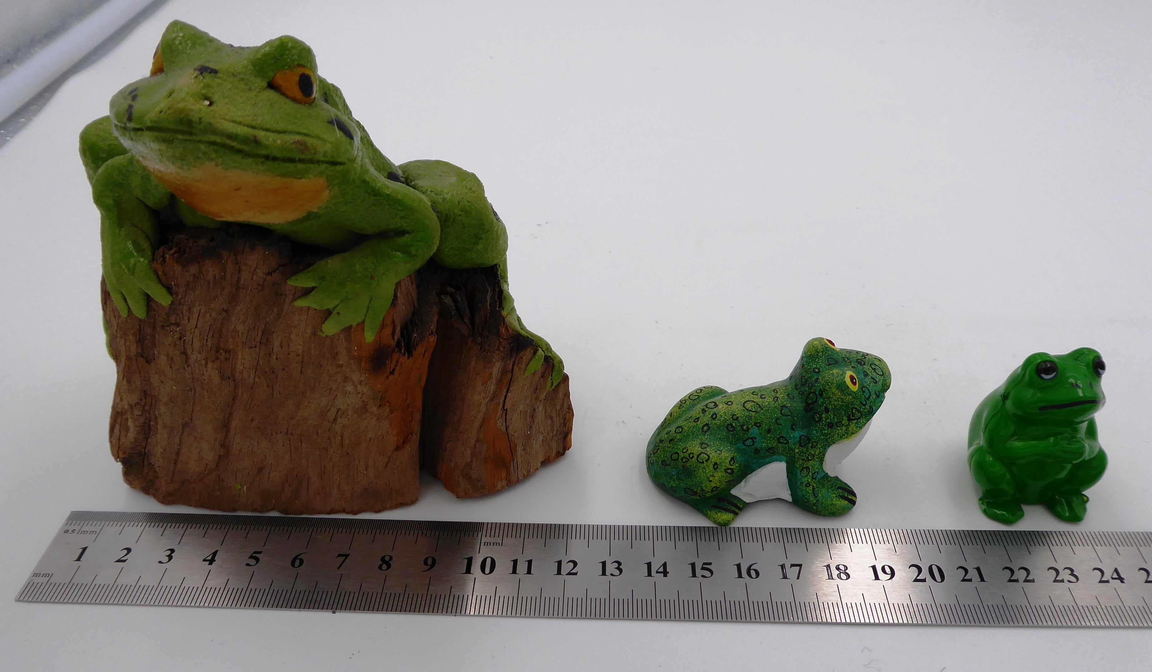 Lot de trois sujets grenouilles variés