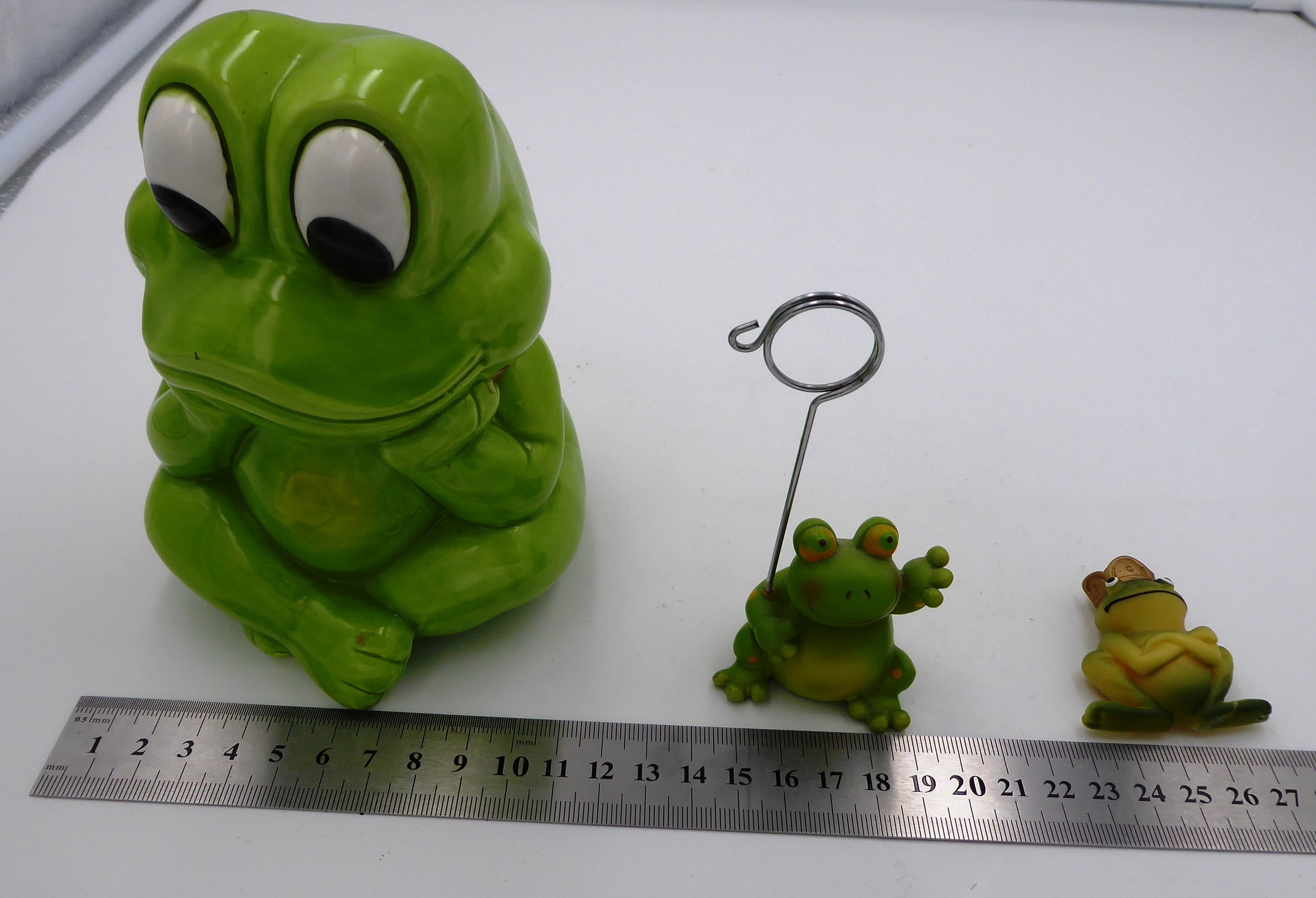 Lot de trois sujets grenouilles variés
