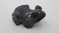 Petite grenouille en pierre noire