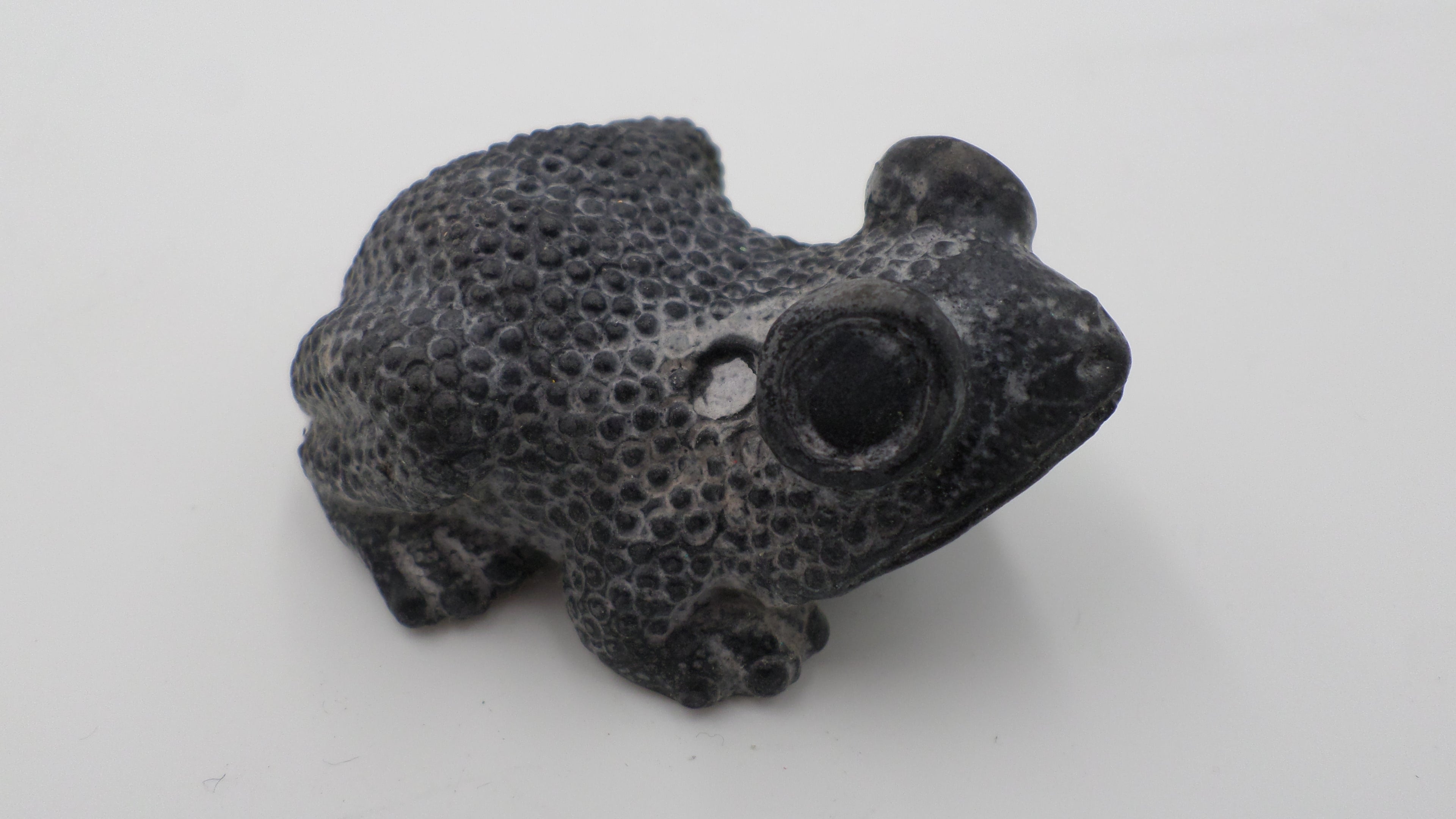 Petite grenouille en pierre noire