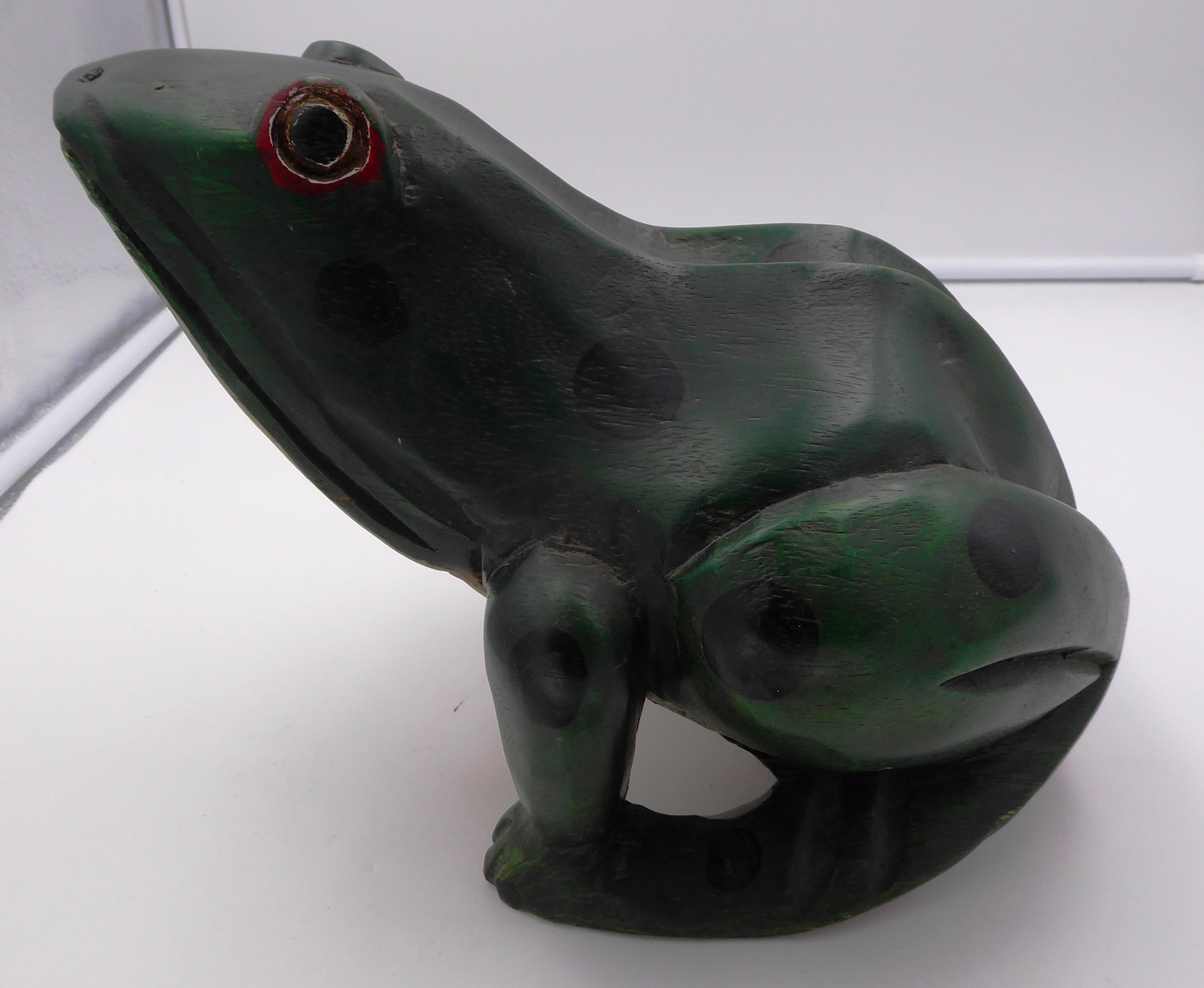 Grosse grenouille en bois