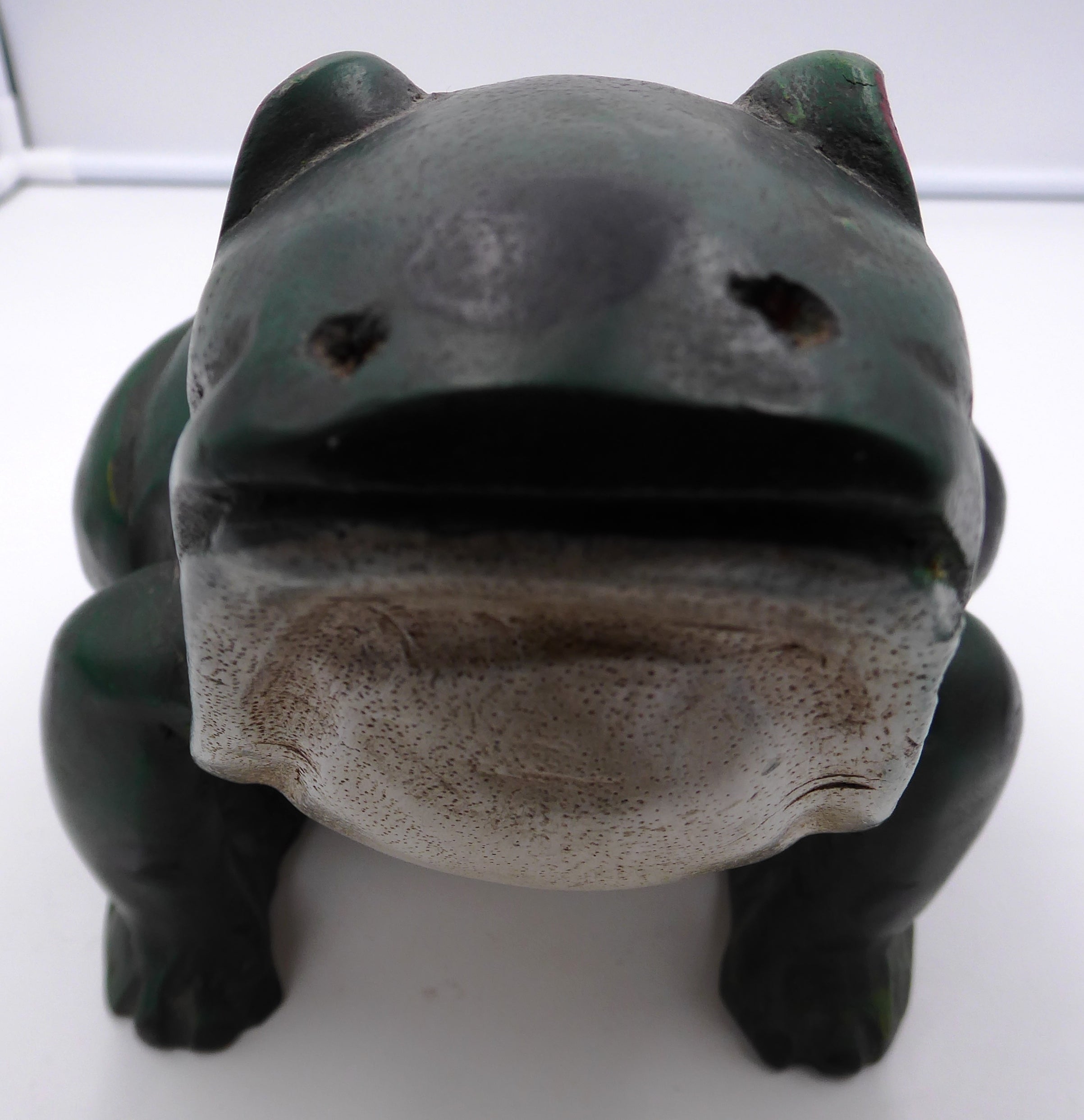 Grosse grenouille en bois