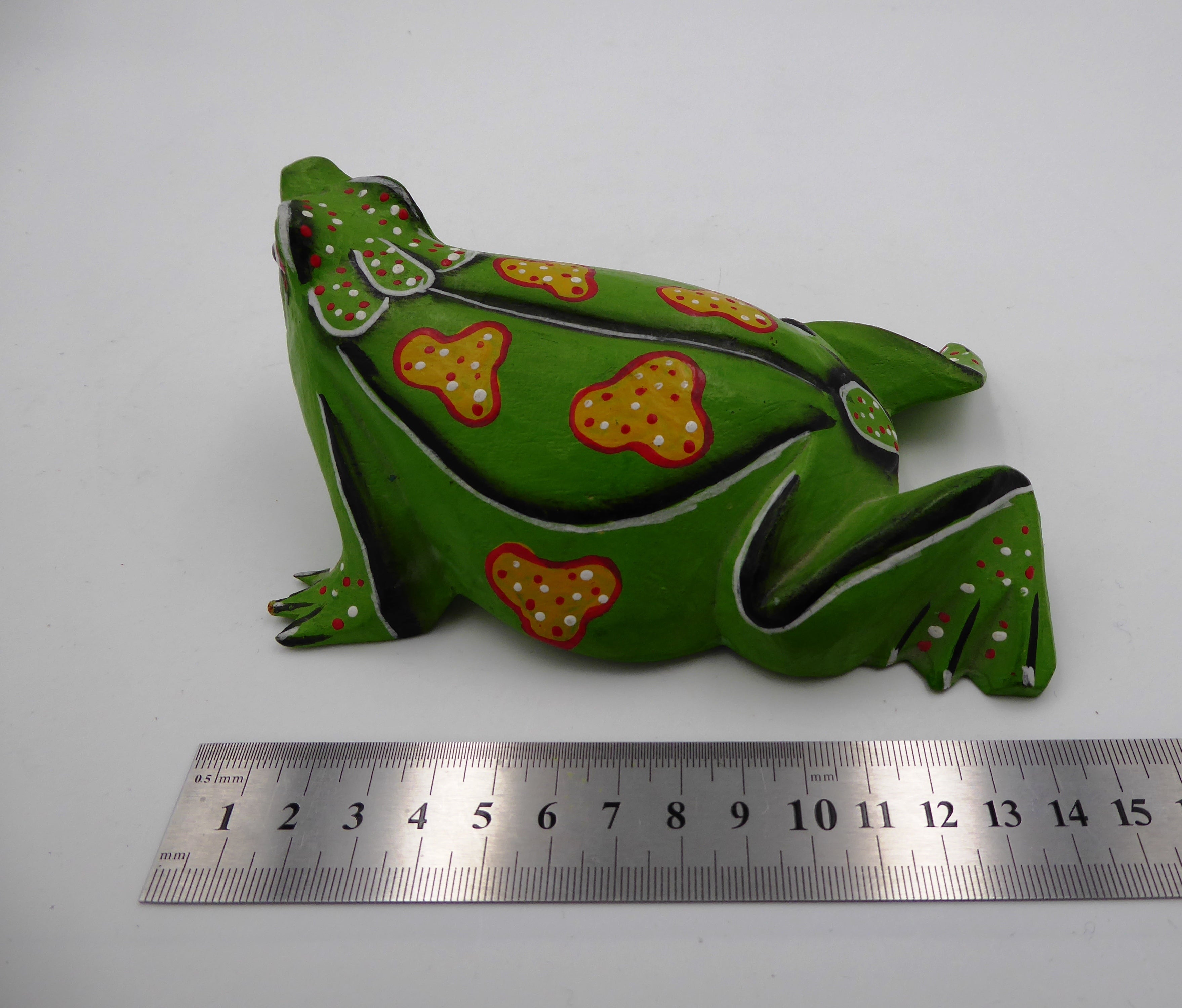 Moyenne grenouille en bois