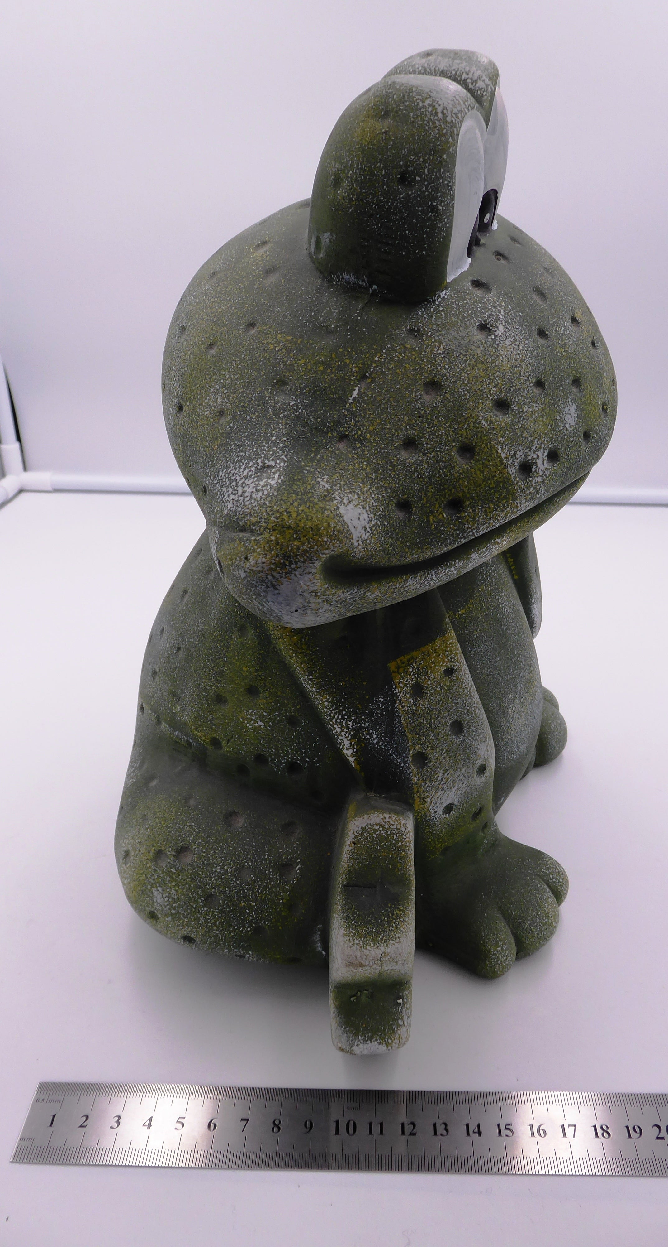 Énorme grenouille en platre